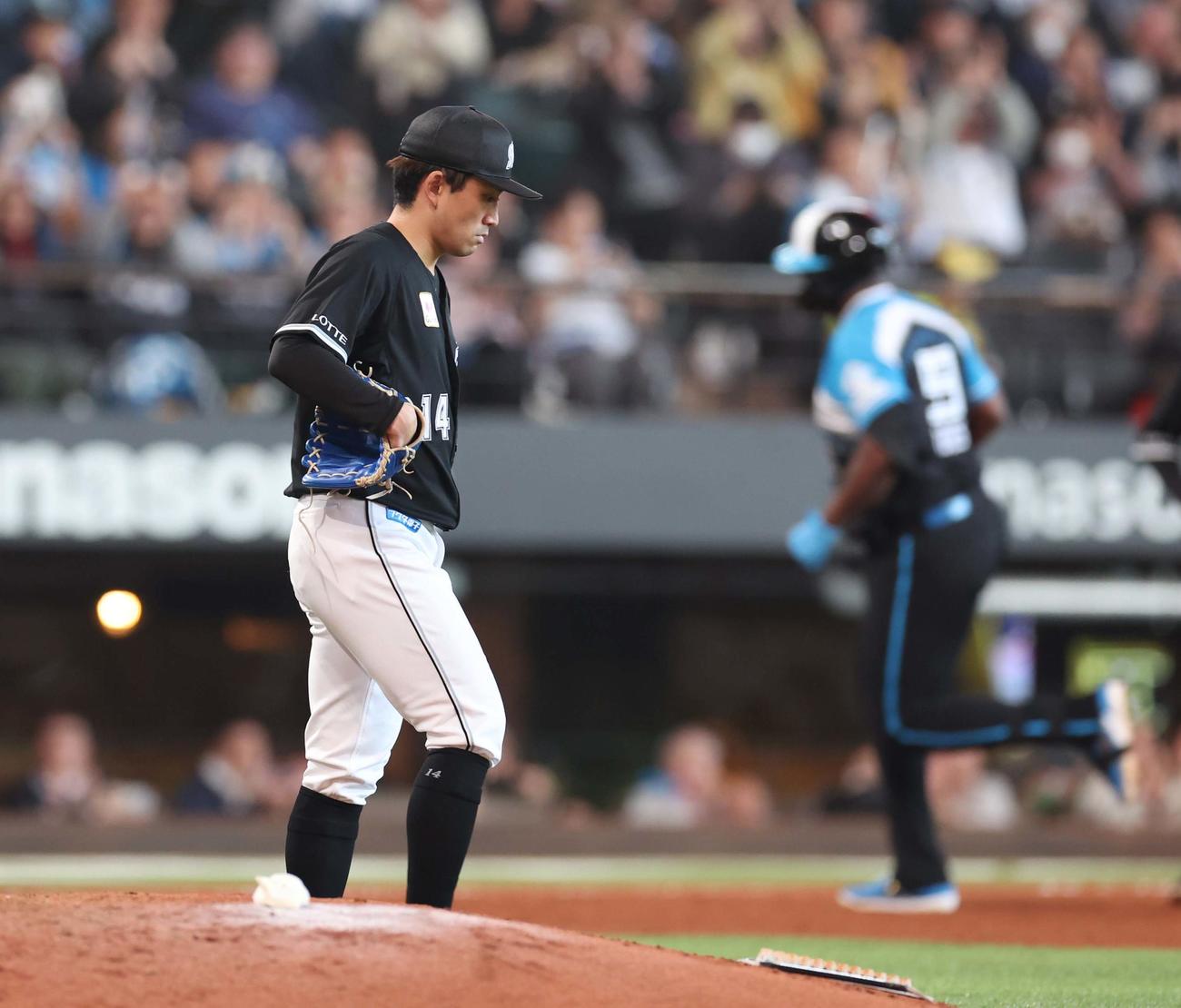 日本ハム対ロッテ　7回裏日本ハム2死、レイエスに右越え本塁打を浴びる小島（撮影・黒川智章）