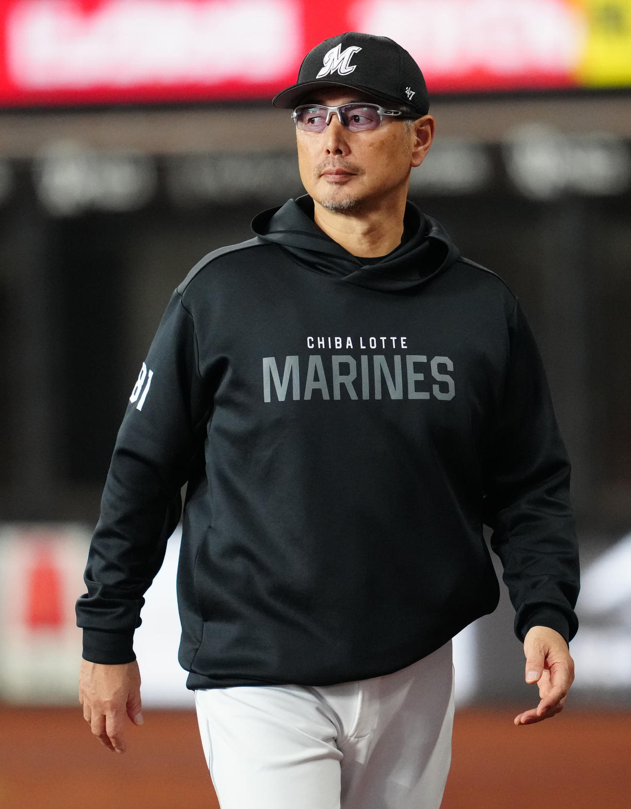 日本ハム対ロッテ　8回裏開始前、選手交代を告げベンチに引き揚げるロッテ吉井監督（撮影・江口和貴）