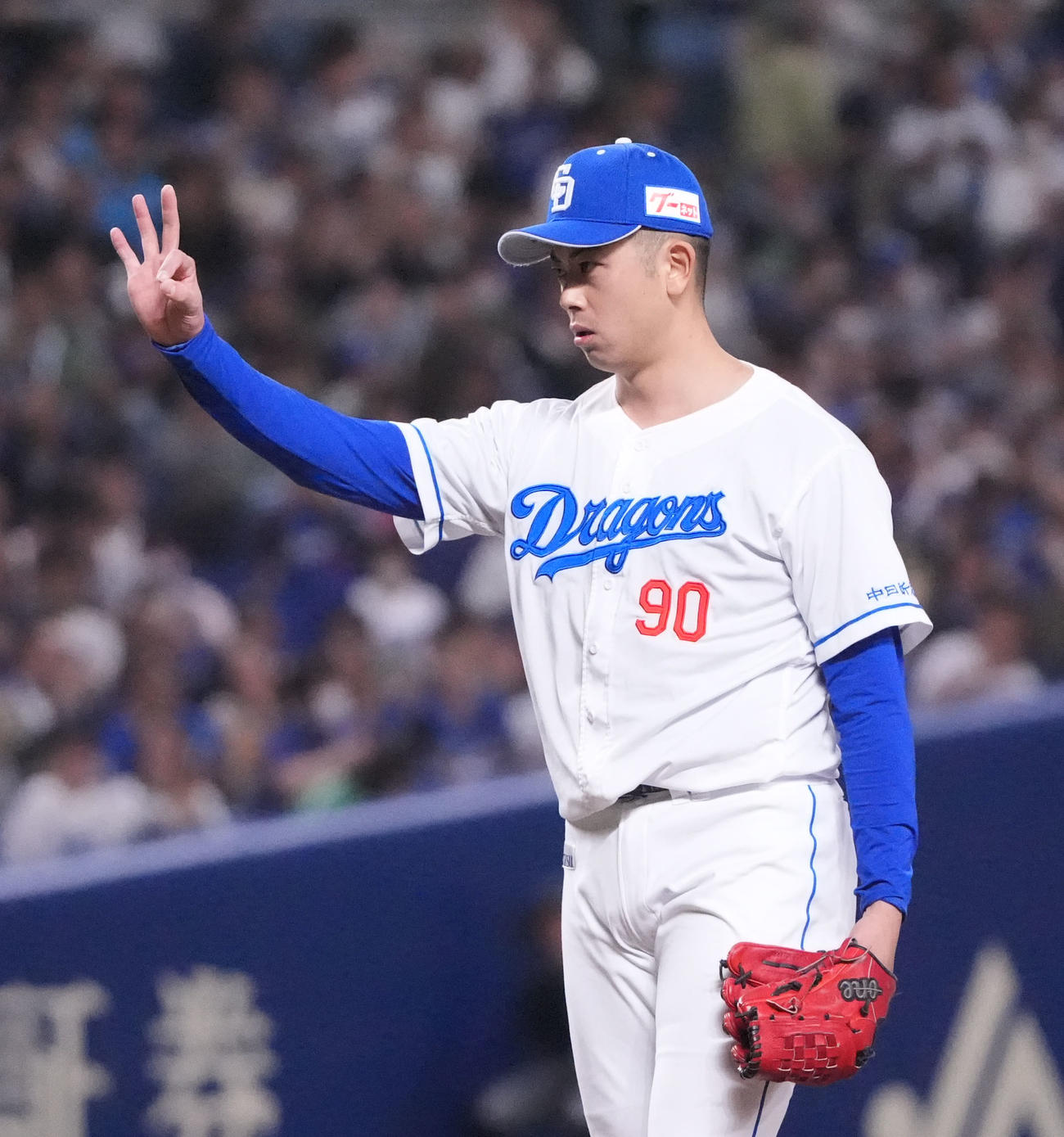 中日対ヤクルト　試合終了、リリーフしポーズを決める松山（撮影・森本幸一）