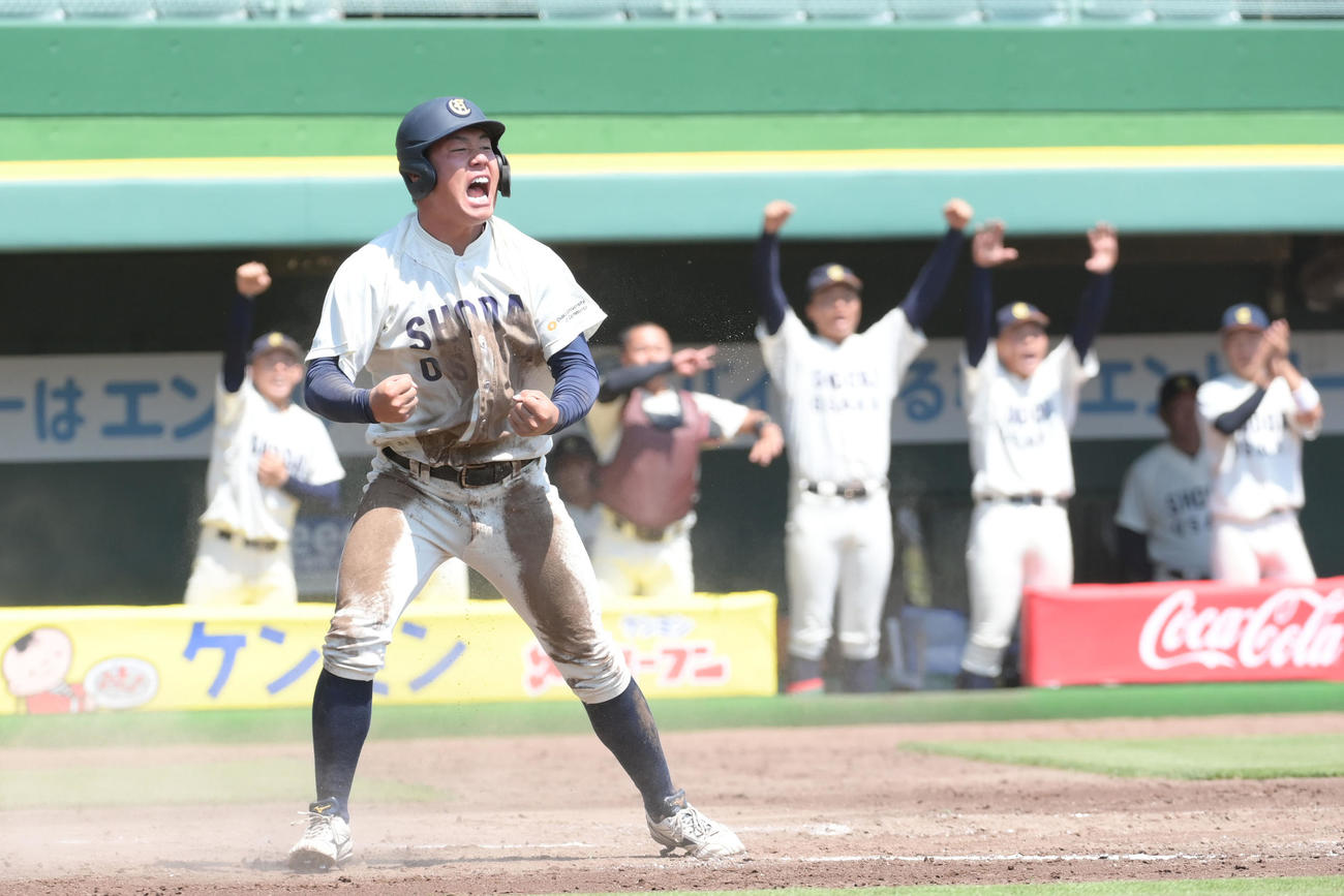 大商大対龍谷大　2回表大商大1死二塁、二塁走者の春山が生還（撮影・滝沢美穂子）