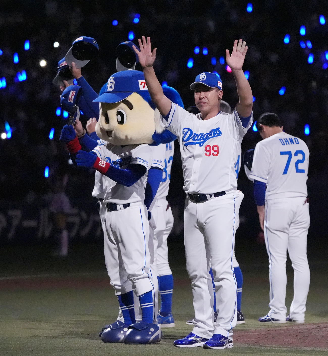 中日対ヤクルト　試合終了、スタンドの観客に手を振る井上監督（撮影・森本幸一）