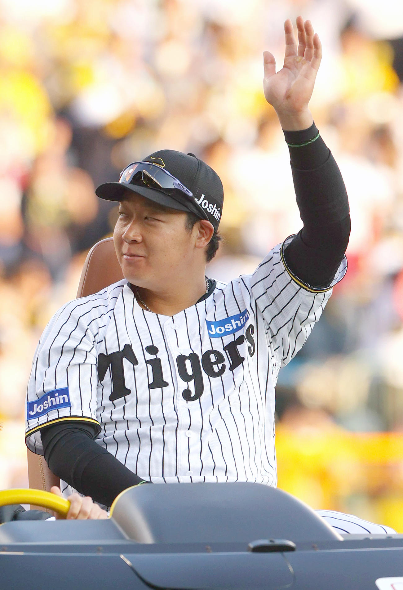 阪神対巨人　ファンの声援に応えるヒーローの阪神大山（撮影・上山淳一）