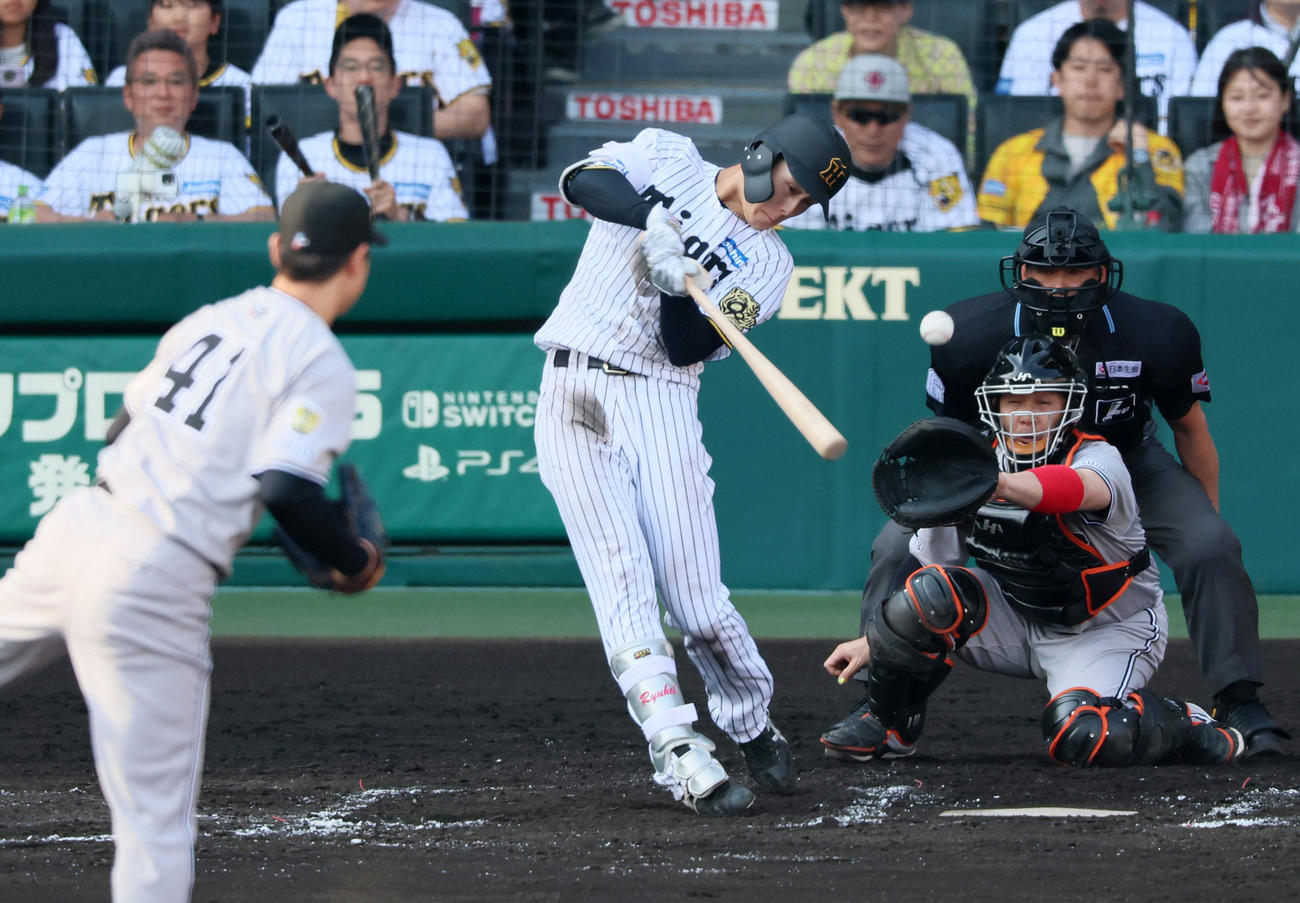 阪神対巨人　7回裏阪神1死一塁、小幡は遊内野安打を放つ。投手中川（撮影・加藤哉）