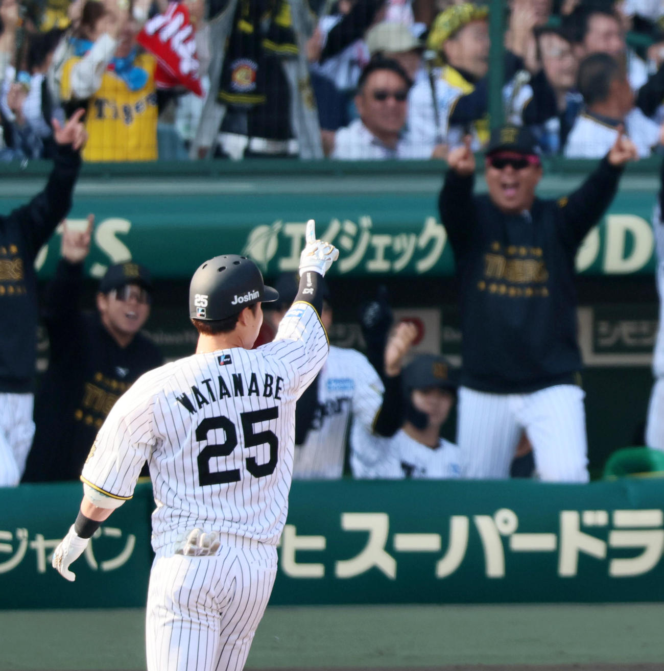 阪神対巨人　5回裏阪神2死二塁、代打渡辺は中前適時打を放ち同点とする（撮影・加藤哉）