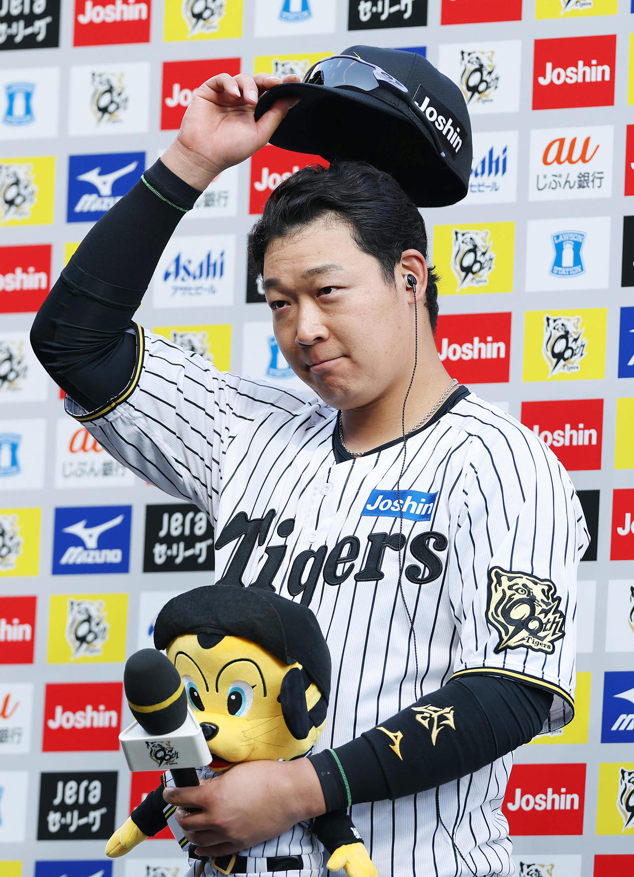 阪神対巨人　お立ち台でファンの声援に応える阪神大山（撮影・前田充）