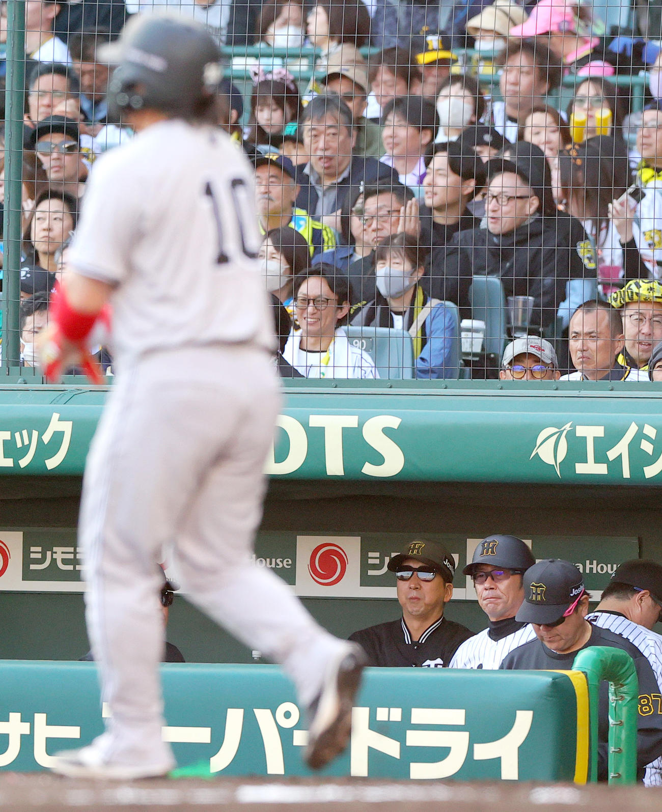 阪神対巨人　8回表巨人1死二、三塁、藤川監督（左）は甲斐（手前）を申告敬遠し満塁策をとる（撮影・上山淳一）