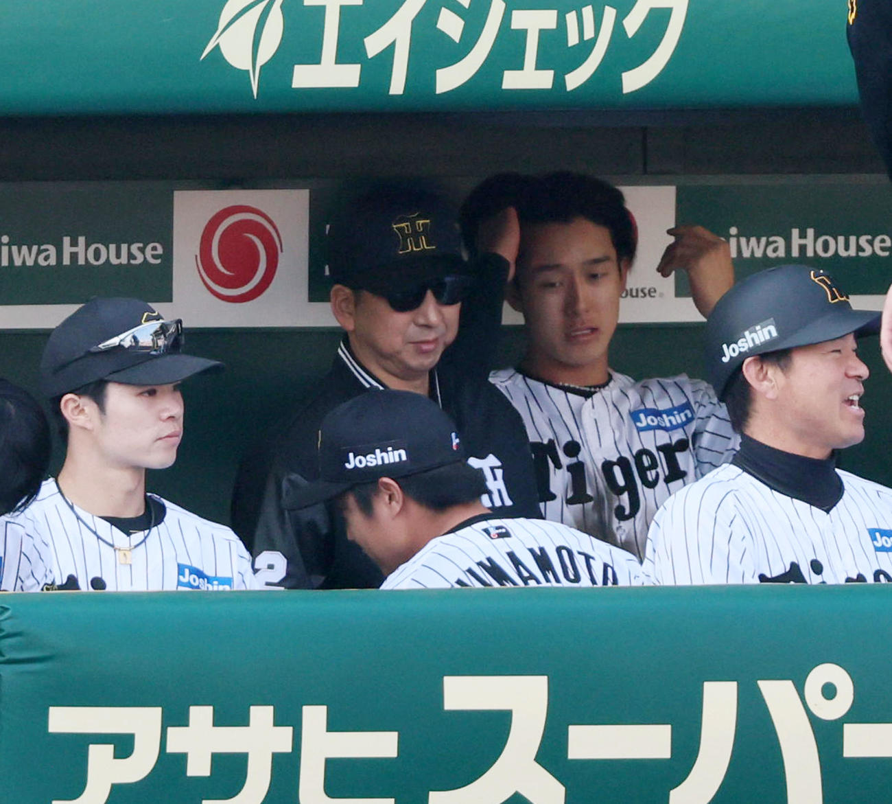 阪神対巨人　7回表の登板を終えた島本（右）を迎える藤川監督（撮影・加藤哉）