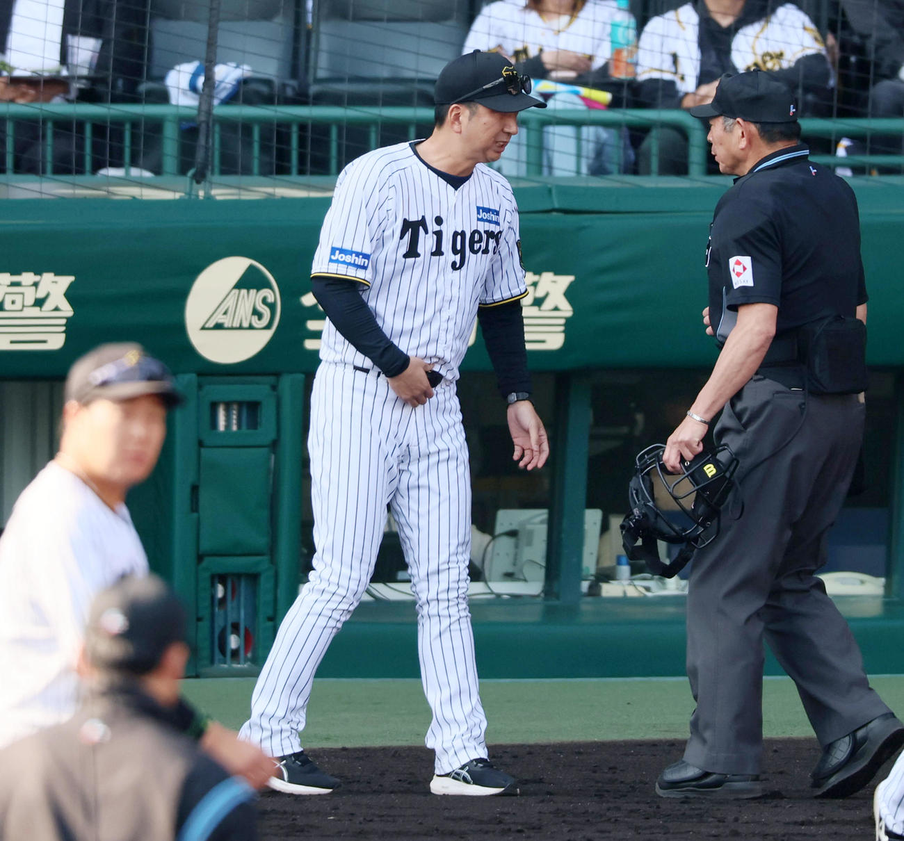 阪神対巨人　6回表、選手交代を告げる藤川監督（撮影・加藤哉）