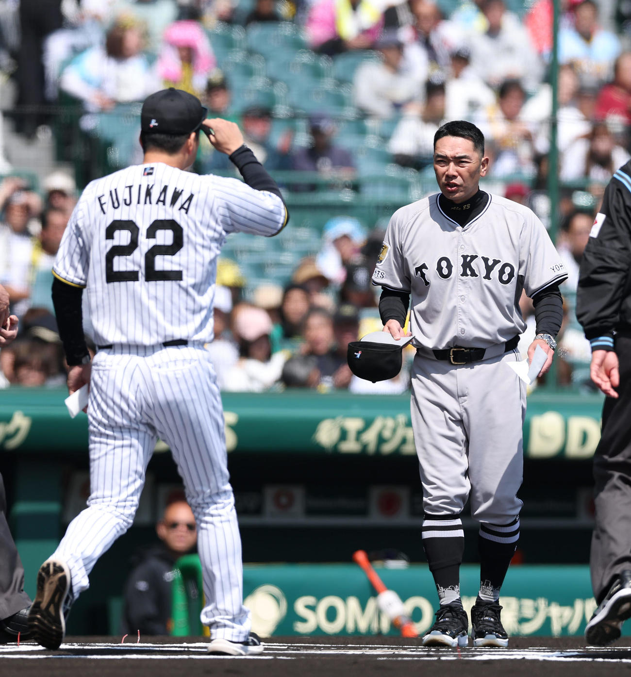 阪神対巨人　試合前、阪神藤川監督（左）とメンバー表を交換する巨人阿部監督（撮影・前田充）