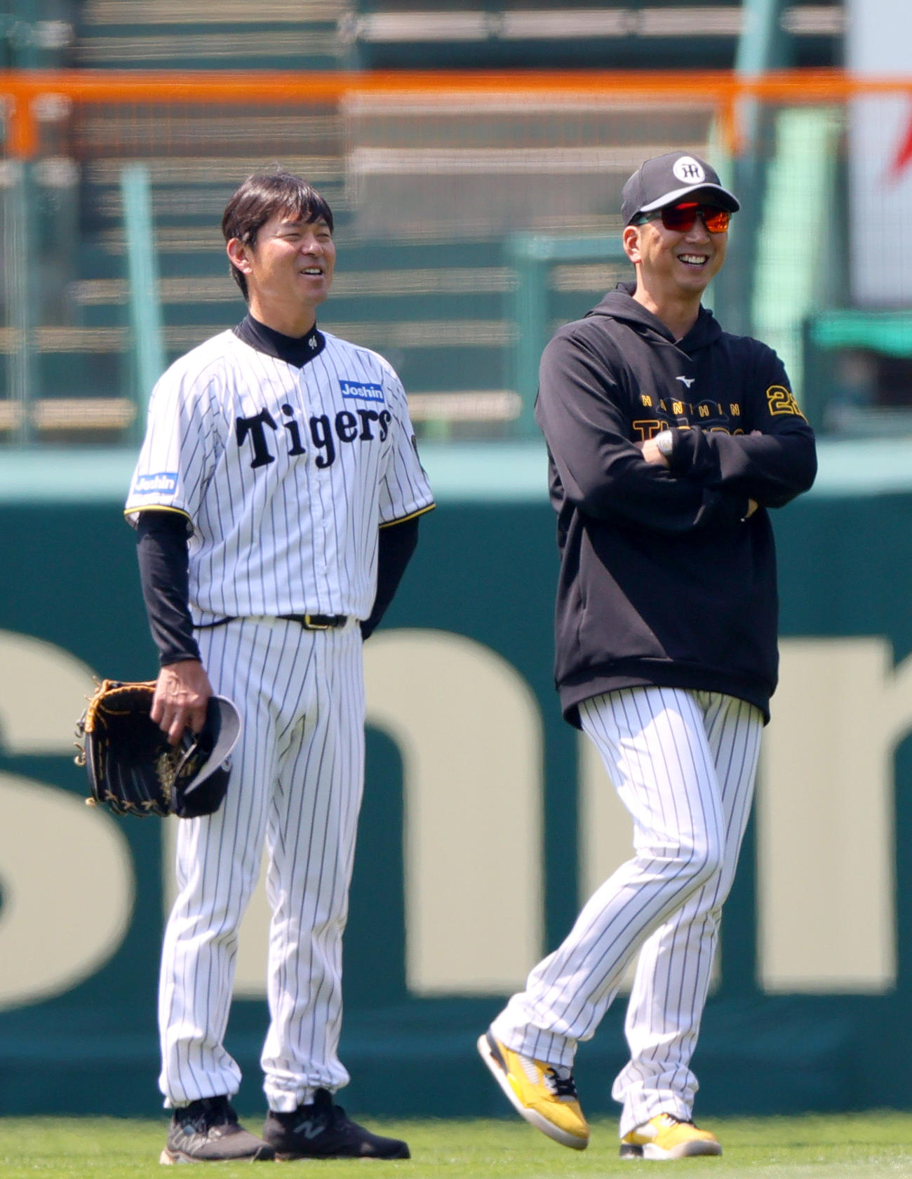 阪神対巨人　試合前の練習でリラックスした表情の阪神藤川監督（右）と筒井外野守備兼走塁チーフコーチ（撮影・上山淳一）