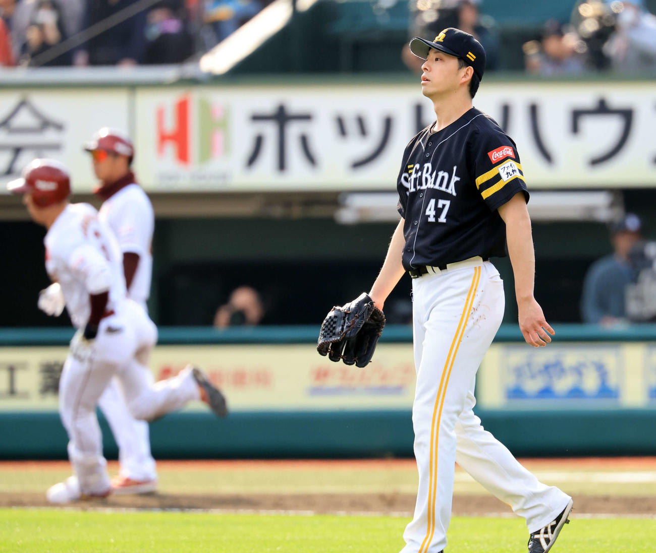 楽天対ソフトバンク　5回裏楽天2死満塁、村林（後方）に走者一掃の中越え3点適時二塁打を許した大関（撮影・浅見桂子）