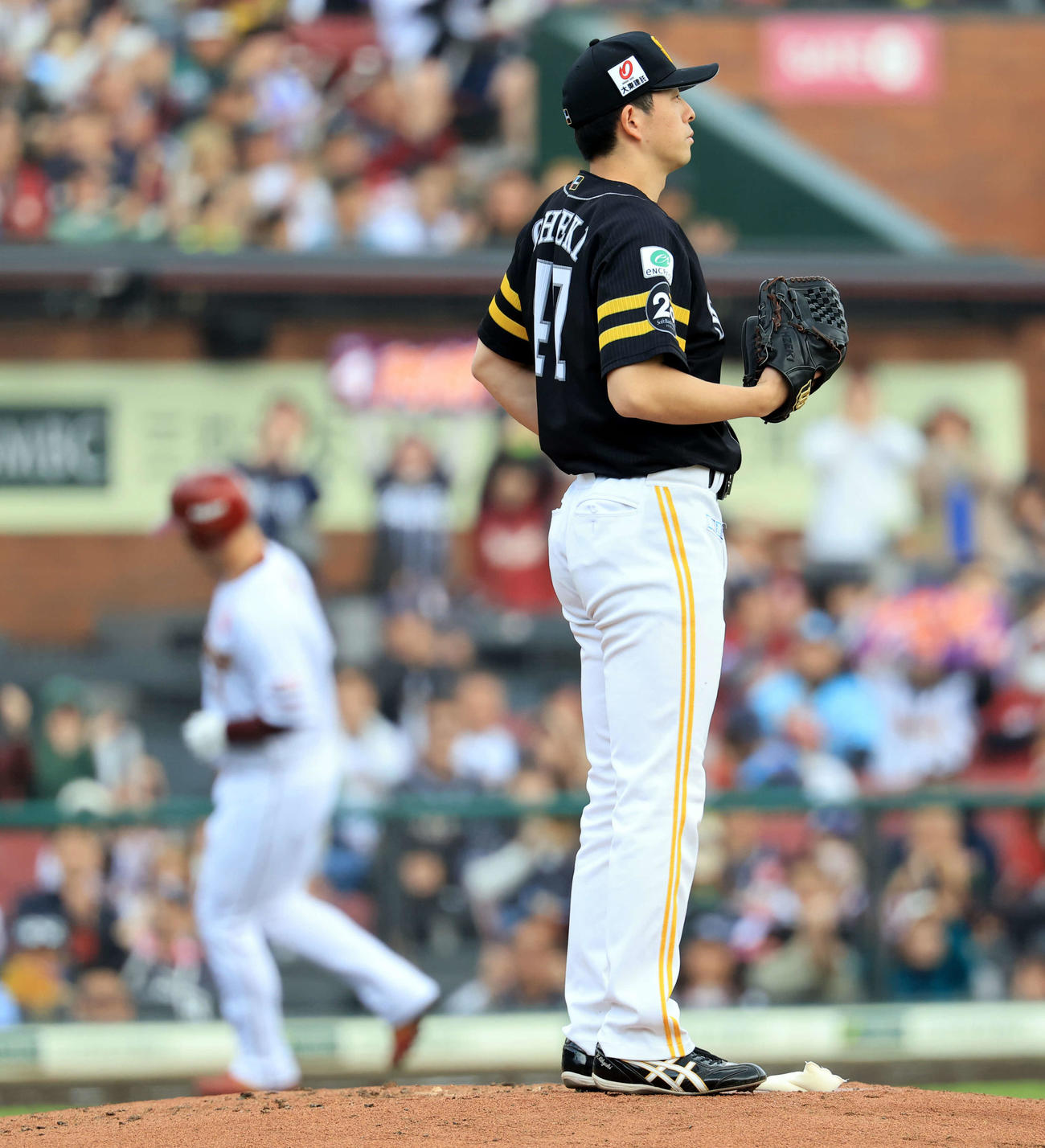 楽天対ソフトバンク　2回裏楽天無死、阿部（後方）に先制ソロ本塁打を浴びた大関（撮影・浅見桂子）