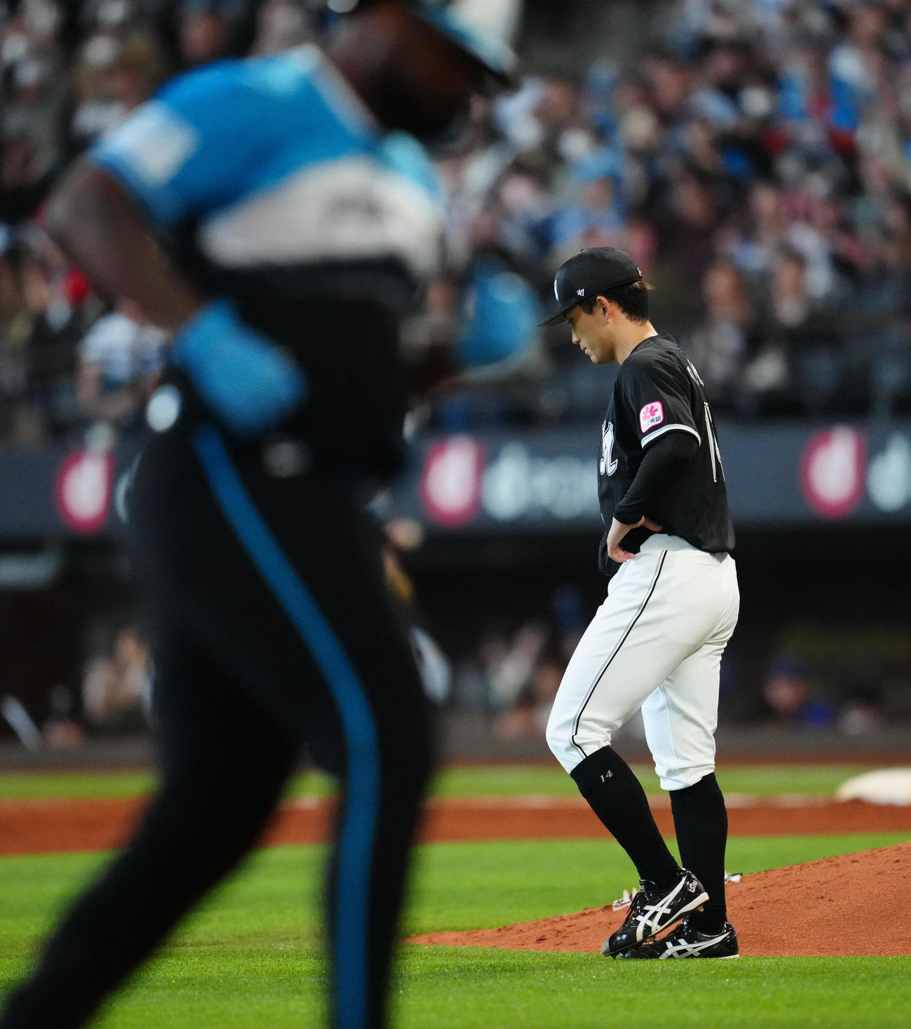 日本ハム対ロッテ　7回裏日本ハム2死、レイエス（手前）にソロ本塁打を浴びた小島（撮影・江口和貴）