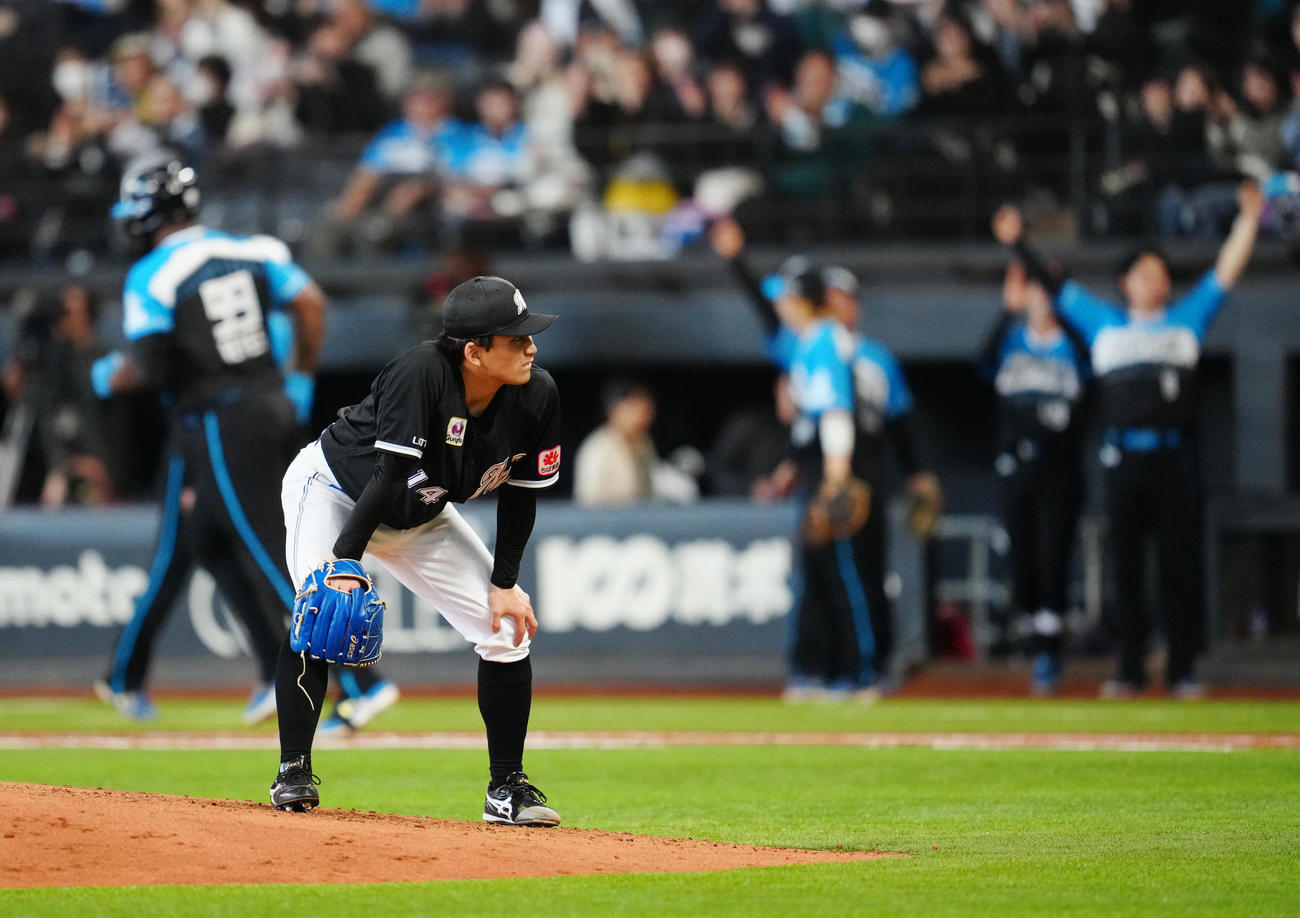日本ハム対ロッテ　7回裏日本ハム2死、レイエス（後方左）にソロ本塁打を浴びた小島（撮影・江口和貴）