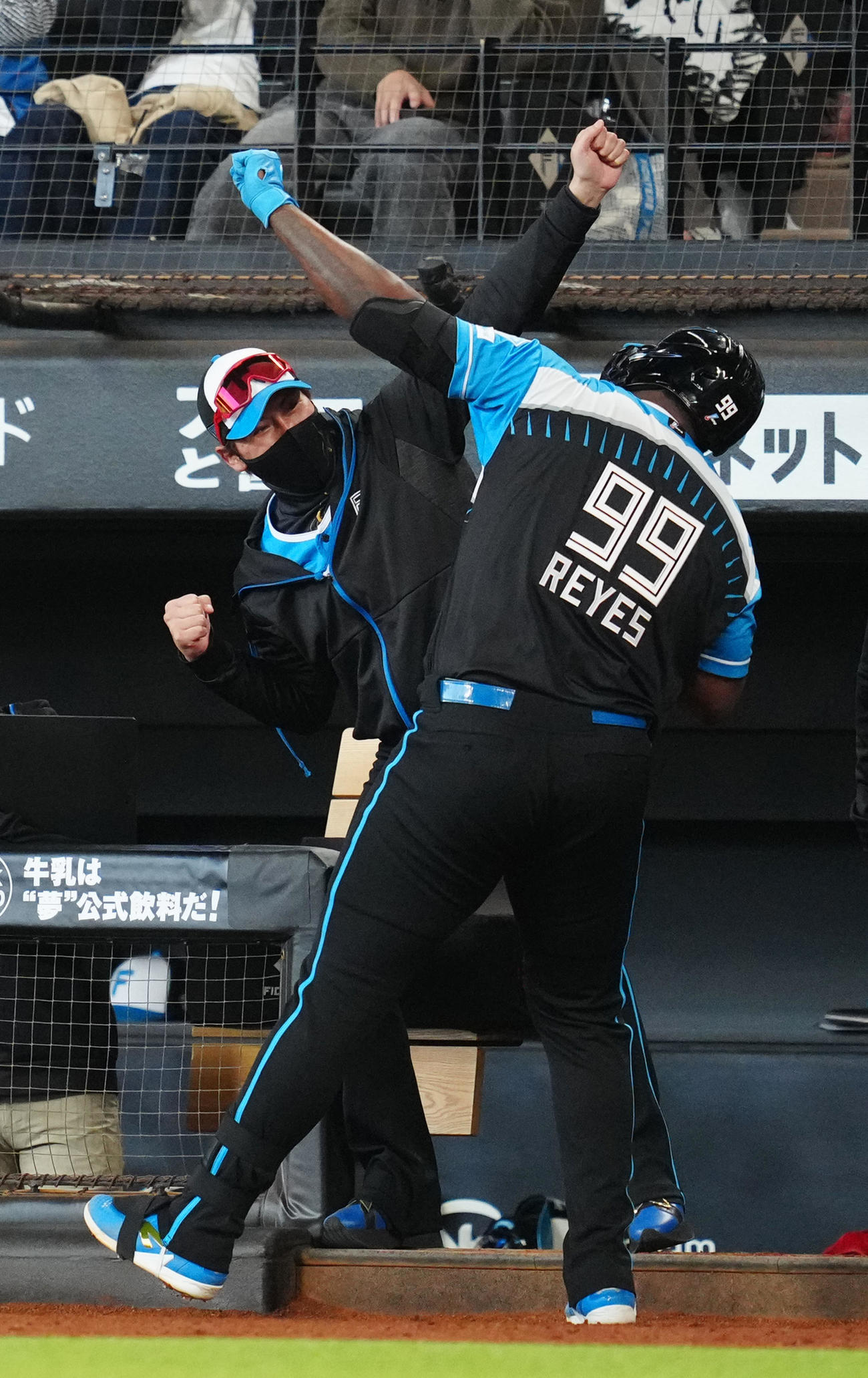 日本ハム対ロッテ　7回裏日本ハム2死、ソロ本塁打を放ったレイエス（右）とポーズを決める新庄監督（撮影・江口和貴）