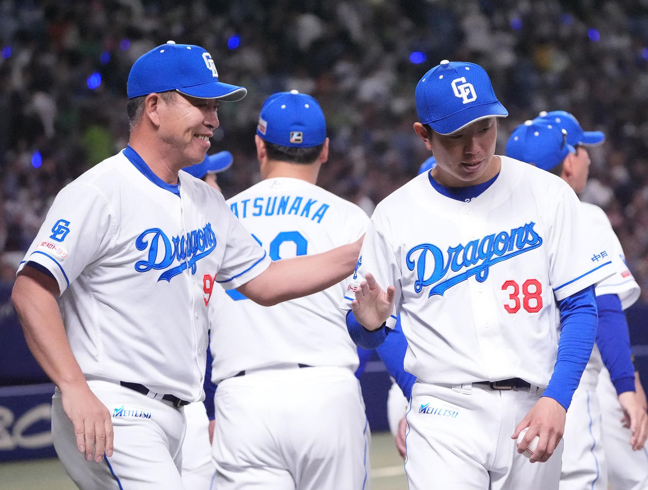 中日対ヤクルト　試合終了、井上監督（左）は好投した松葉を笑顔で称える（撮影・森本幸一）
