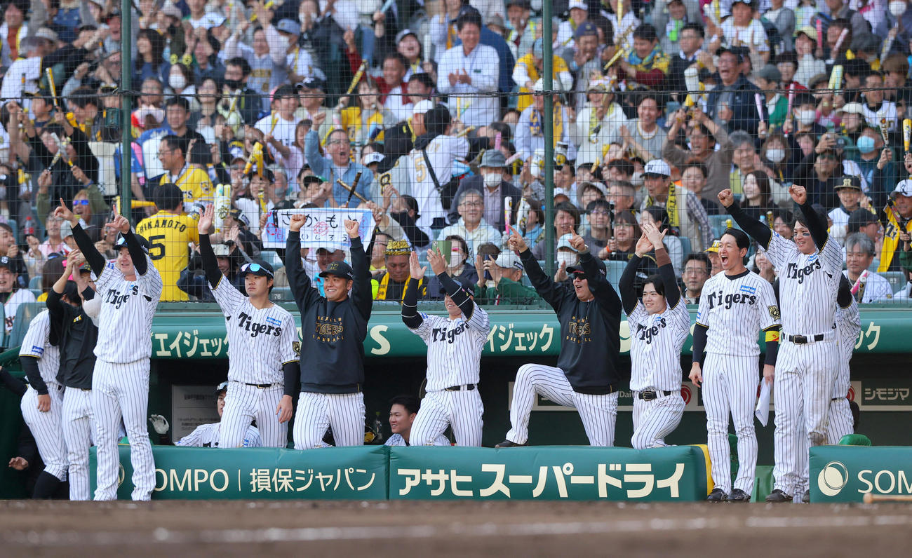 阪神対巨人　8回裏阪神1死満塁、坂本の左越え2点適時二塁打で盛り上がる阪神の選手ら（撮影・上山淳一）