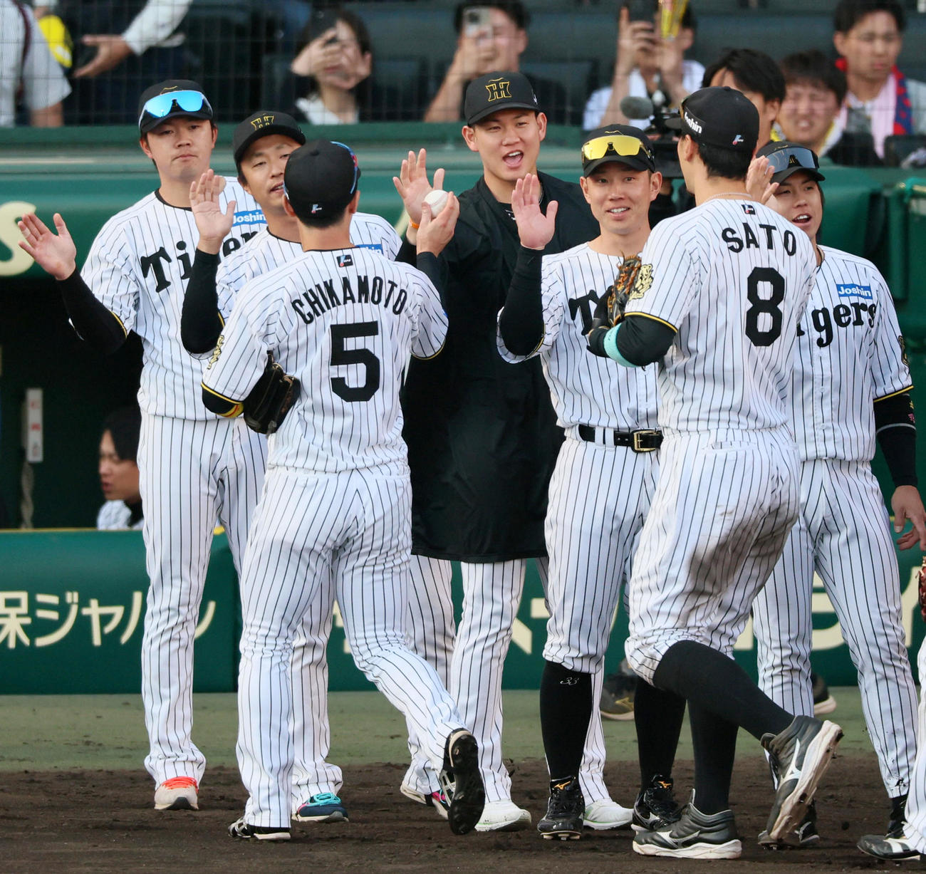 阪神対巨人　巨人に勝利し近本（左）からウイニングボールを手渡される及川（撮影・加藤哉）