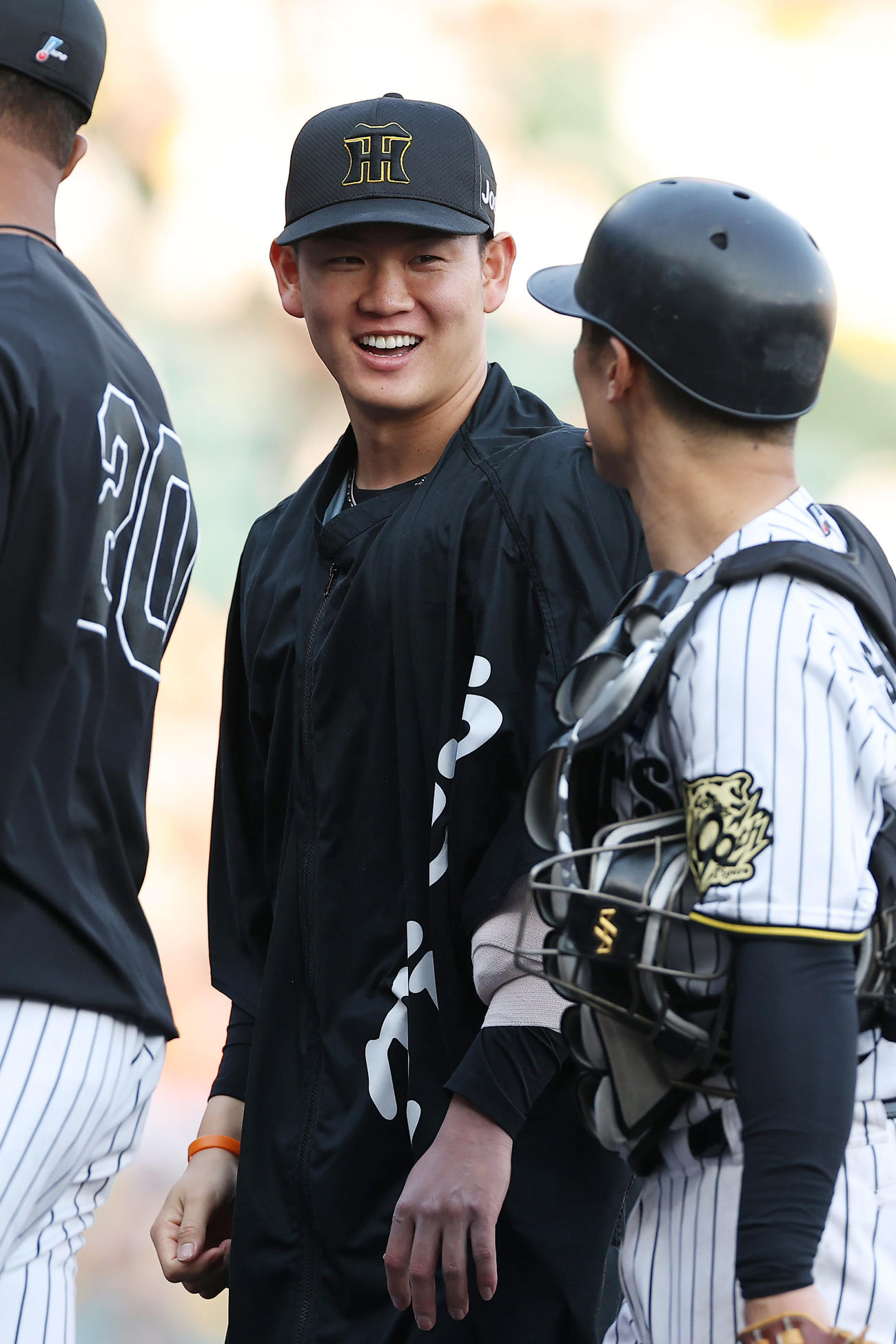 阪神対巨人　巨人に連勝し、阪神坂本（右）と笑顔で言葉を交わす及川（撮影・前田充）