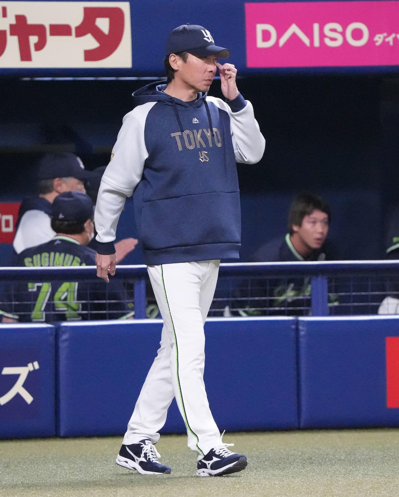 中日対ヤクルト　2回表終了、選手交代を告げる高津監督（撮影・森本幸一）