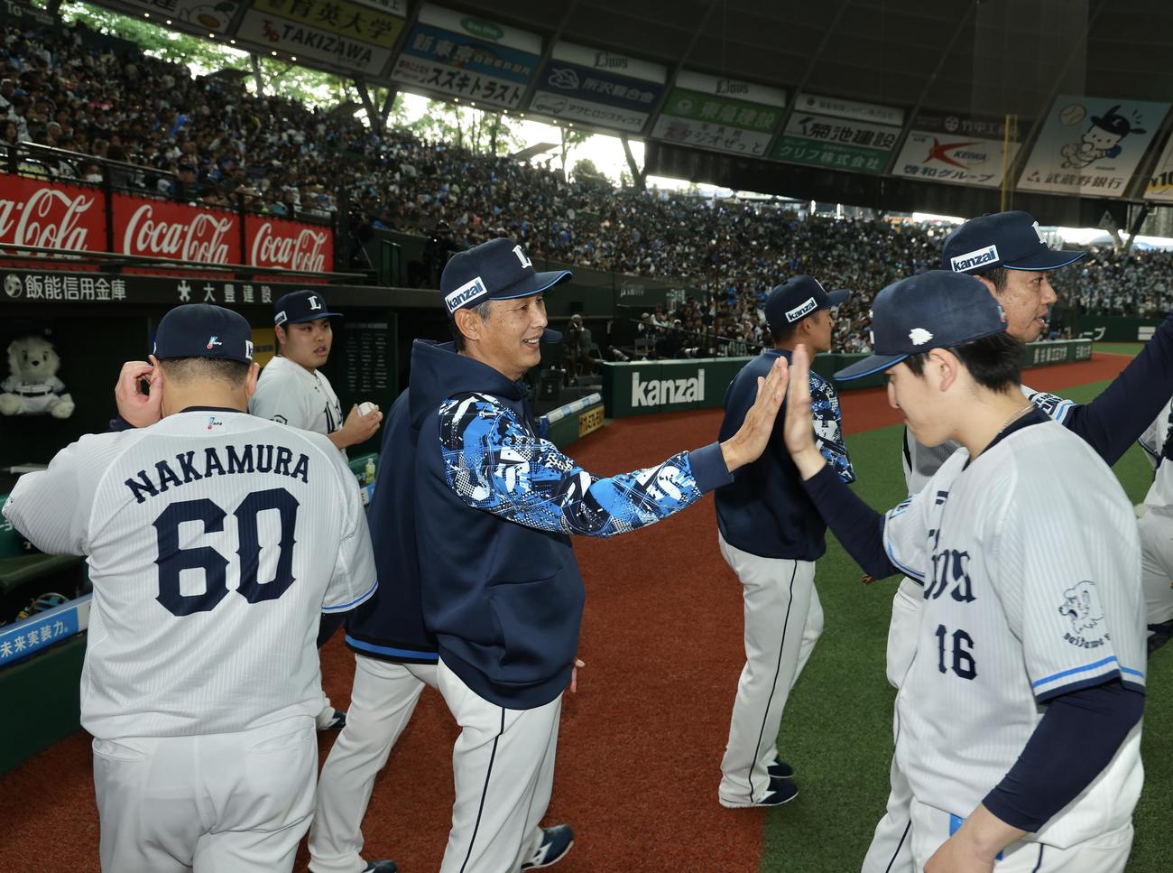 西武対オリックス　オリックスに勝利し、隅田（右）らナインを迎える西武西口監督（撮影・河田真司）