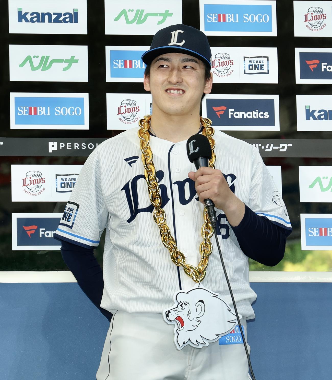 西武対オリックス　オリックスに勝利し、お立ち台で笑顔を見せる西武隅田（撮影・河田真司）