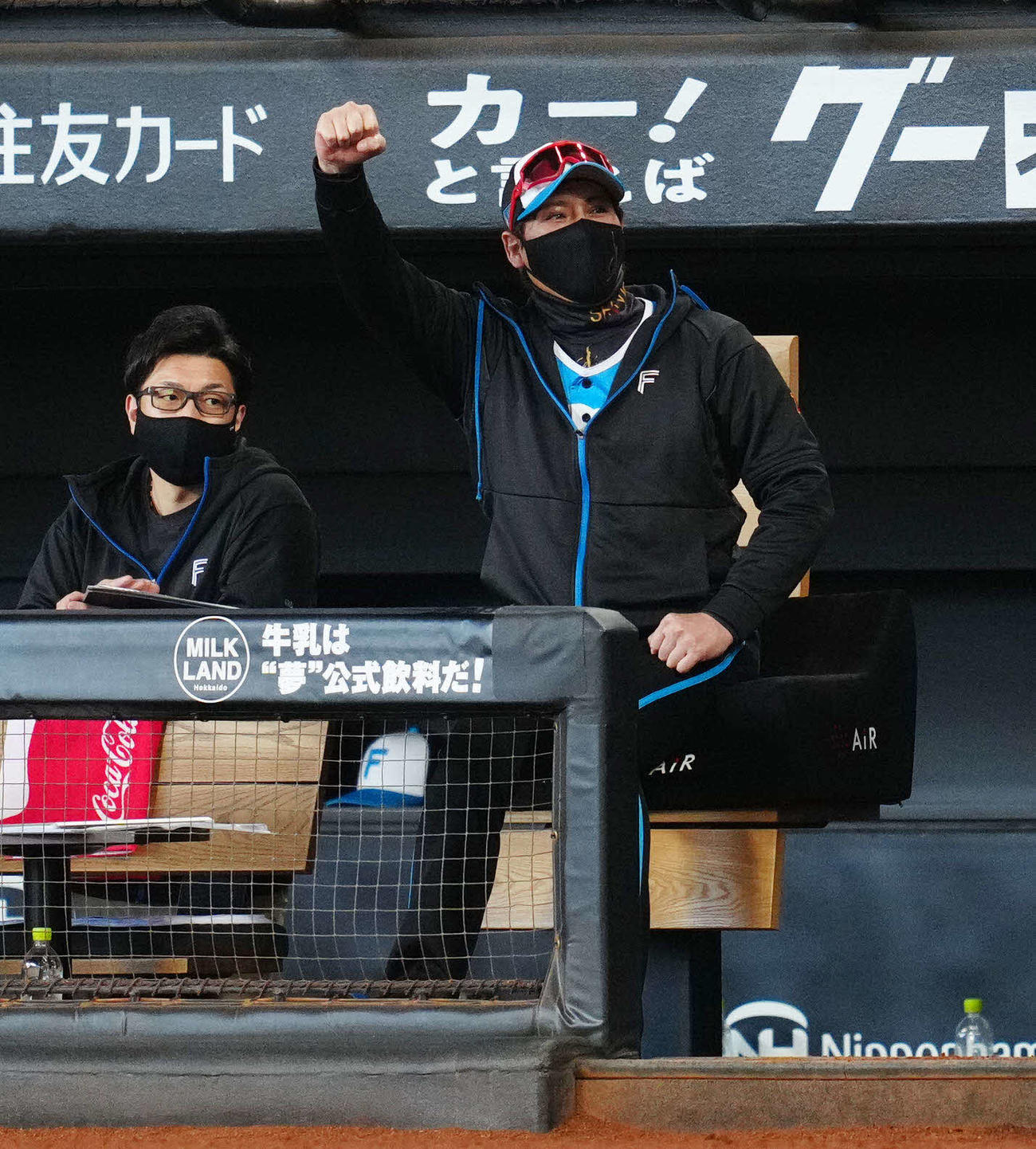 日本ハム対ロッテ　7回裏日本ハム無死、ソロ本塁打を放った野村にガッツポーズを見せる新庄監督（撮影・江口和貴）