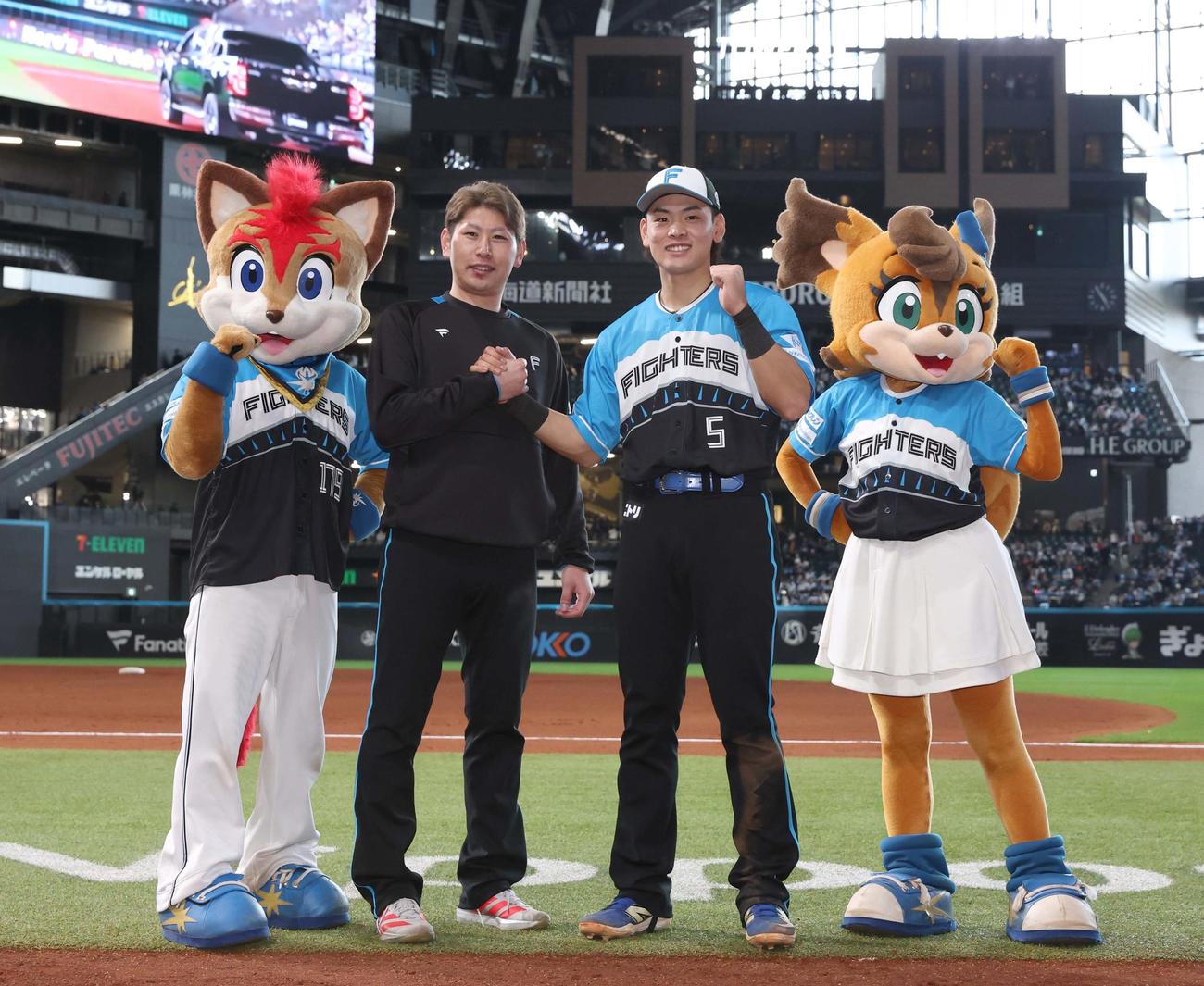 日本ハム対ロッテ　試合後、笑顔の加藤貴（左）と野村（撮影・黒川智章）