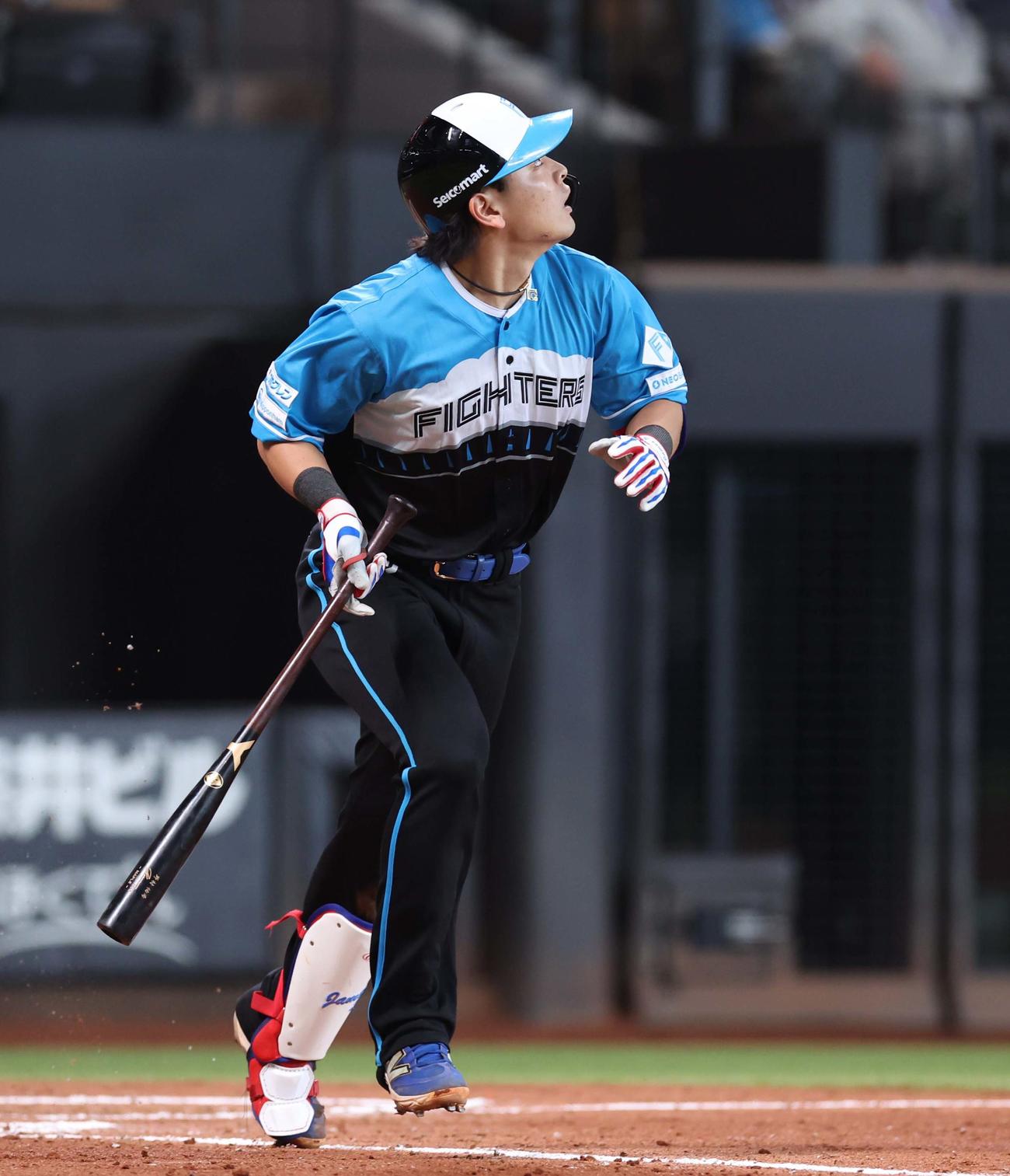 日本ハム対ロッテ　7回裏日本ハム無死、左越え本塁打を放つ野村（撮影・黒川智章）