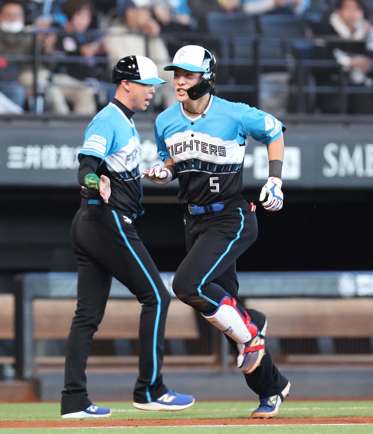 日本ハム対ロッテ　7回裏日本ハム無死、左越え本塁打を放ち笑顔の野村（撮影・黒川智章）