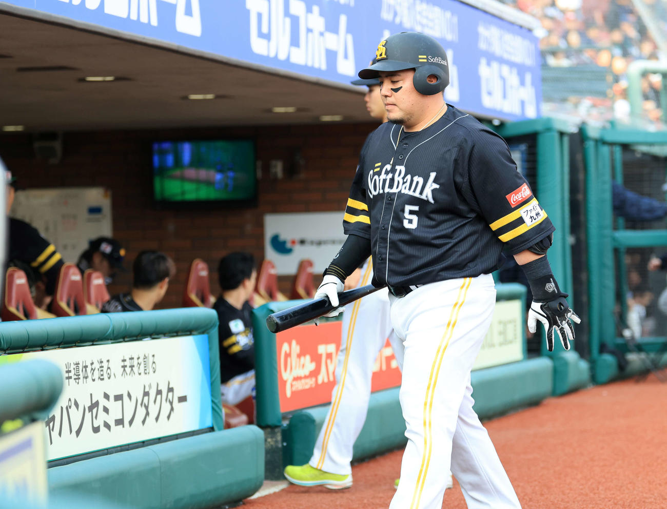 楽天対ソフトバンク　8回表ソフトバンク2死、山川は三振に倒れ引き揚げる（撮影・浅見桂子）
