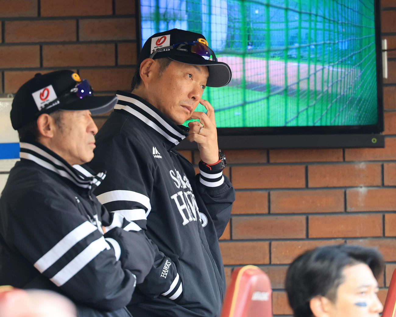 楽天対ソフトバンク　敗戦濃厚ムードに顔をかくソフトバンク小久保監督（撮影・浅見桂子）