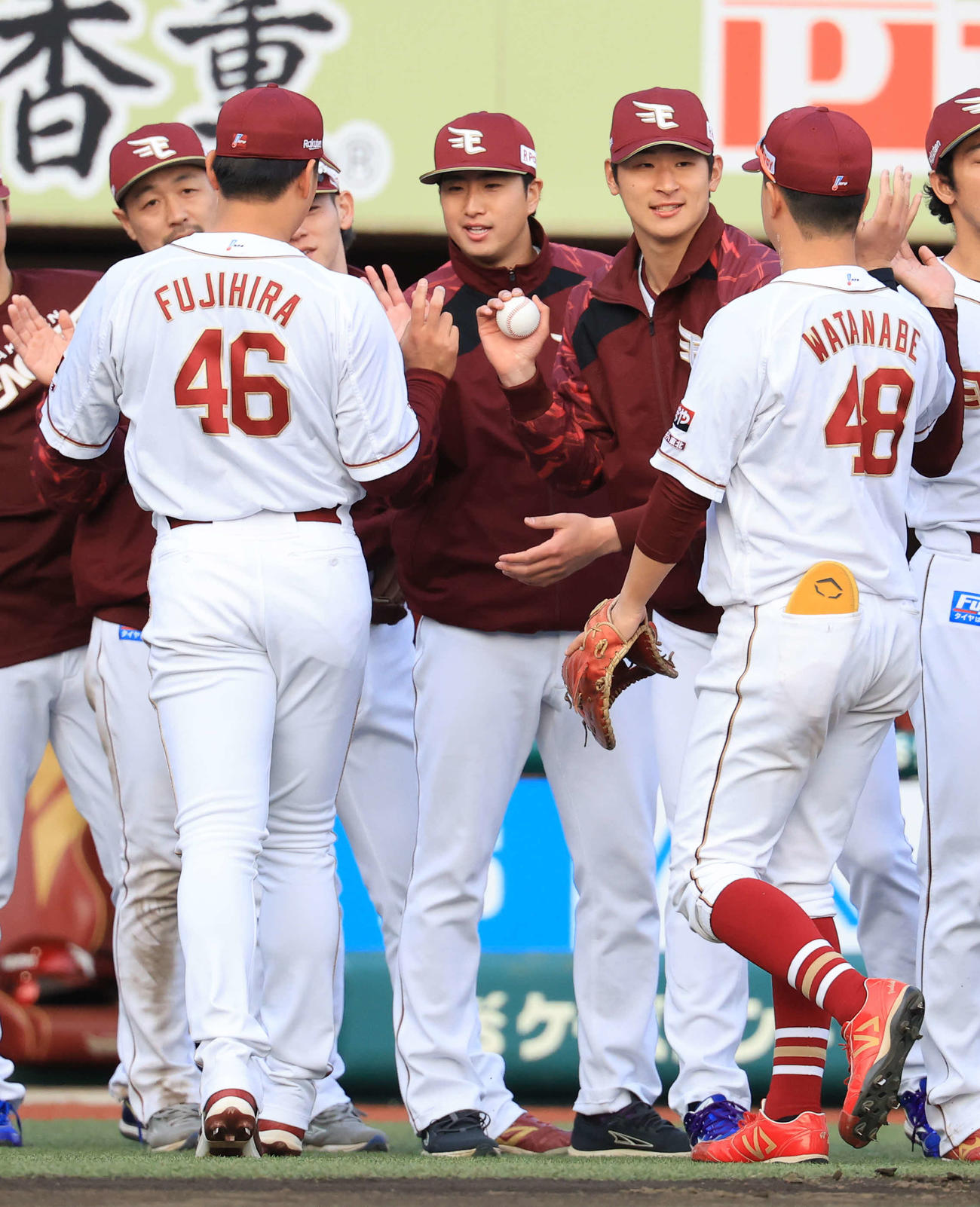 楽天対ソフトバンク　勝利投手の楽天内（右）は最後を抑えた藤平（手前左）からウイニングボールを受け取る（撮影・浅見桂子）