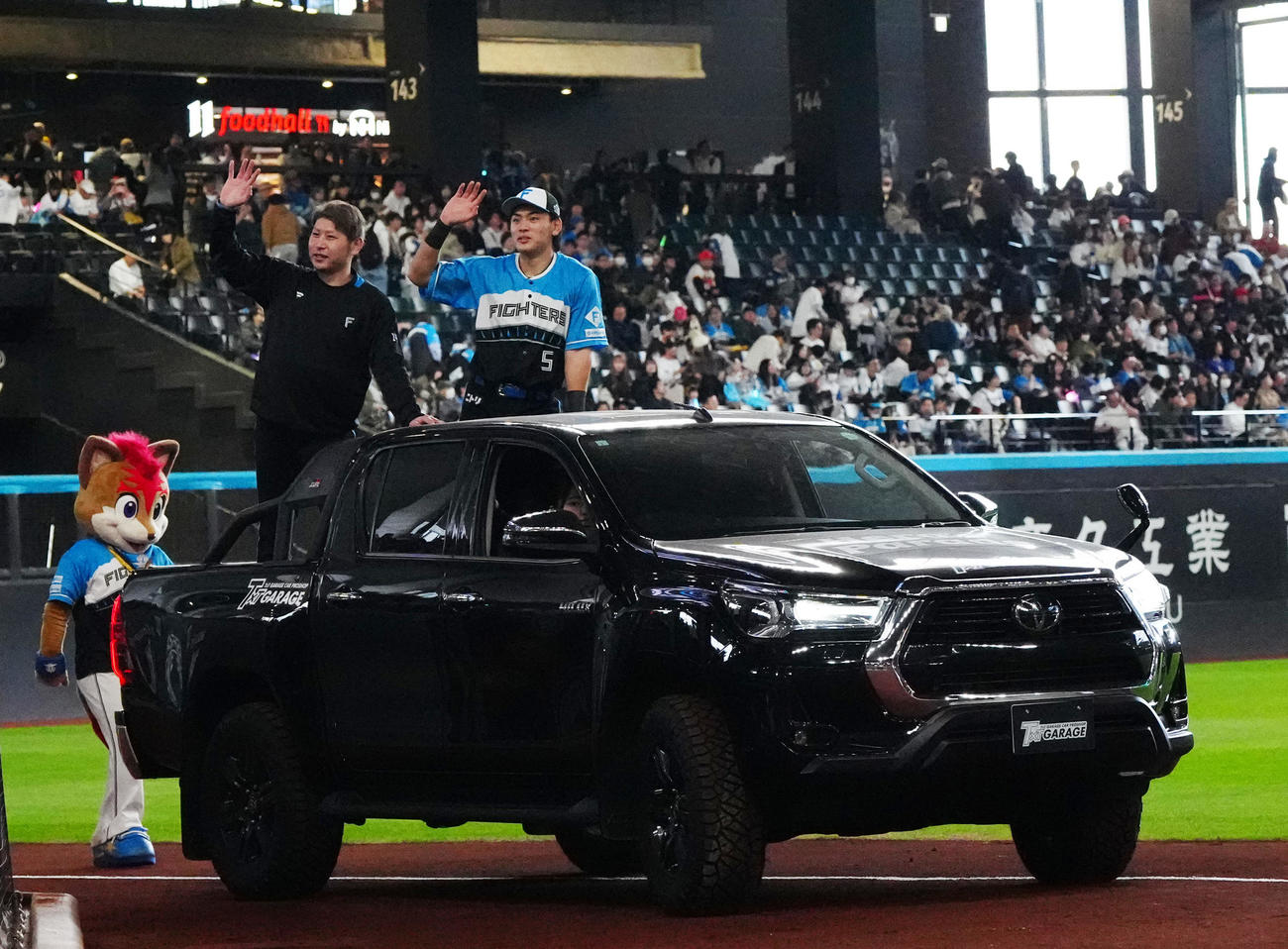 日本ハム対ロッテ　試合後、場内1周する日本ハム野村（右）と加藤貴（撮影・江口和貴）