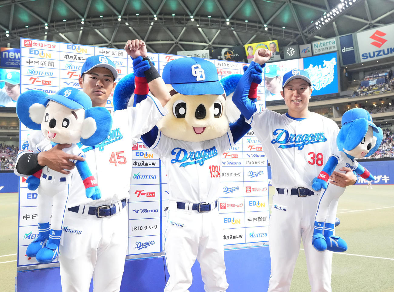 中日対ヤクルト　ヒーローインタビューを終えドアラとポーズを決める（左から）土田、松葉（撮影・森本幸一）