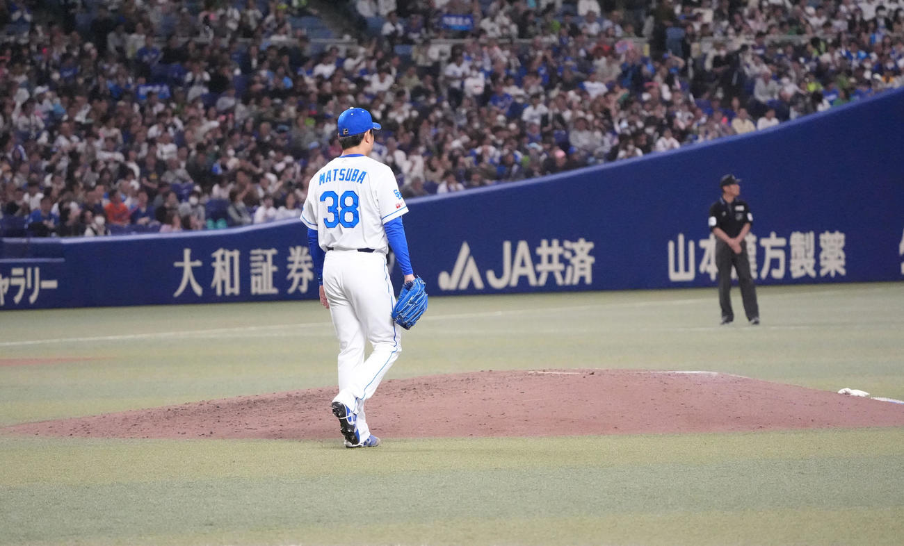 中日対ヤクルト　9回表、マウンドへ向かう松葉（撮影・森本幸一）