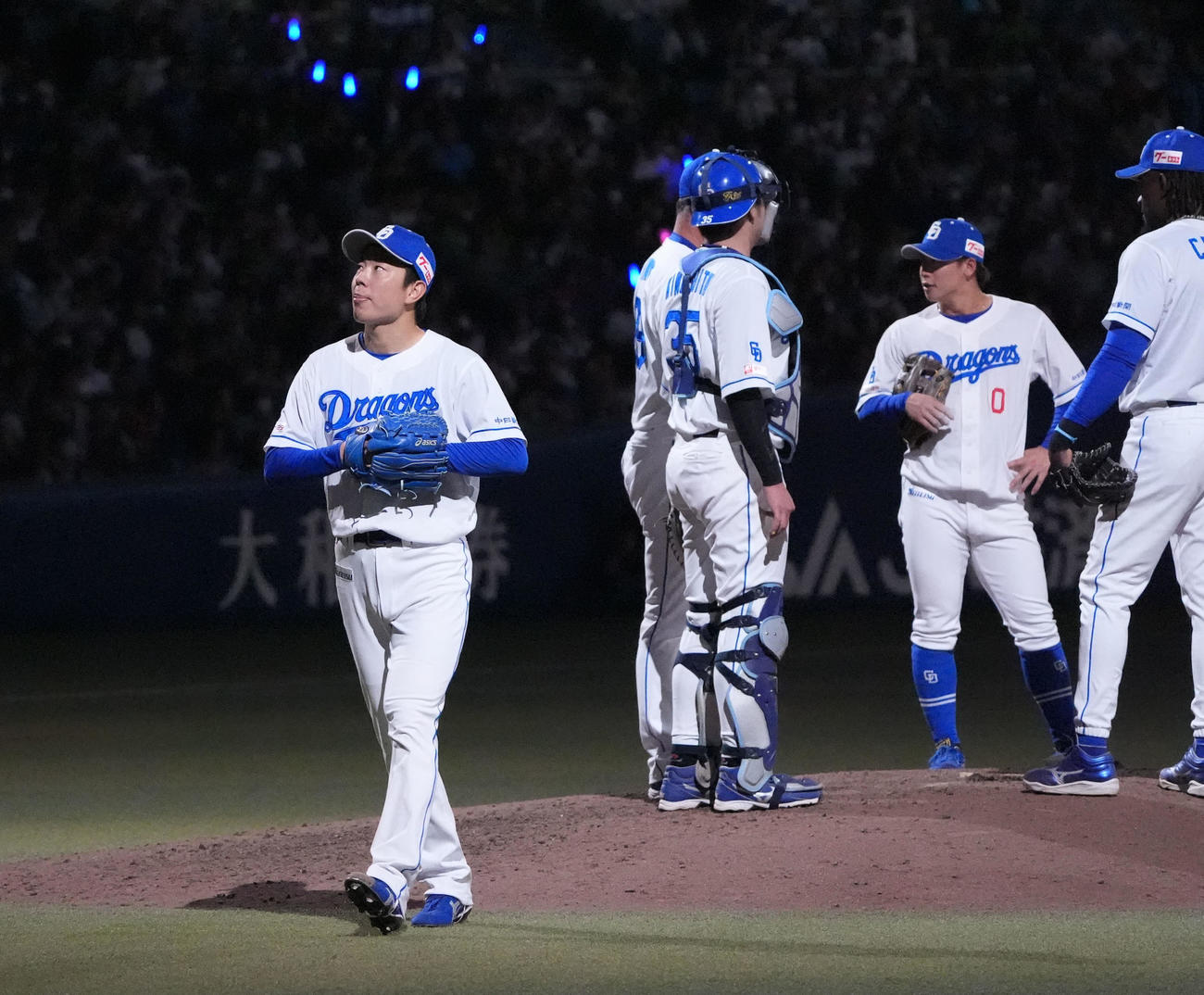 中日対ヤクルト　9回表ヤクルト1死一塁、松葉（左）はマウンドを降りる（撮影・森本幸一）