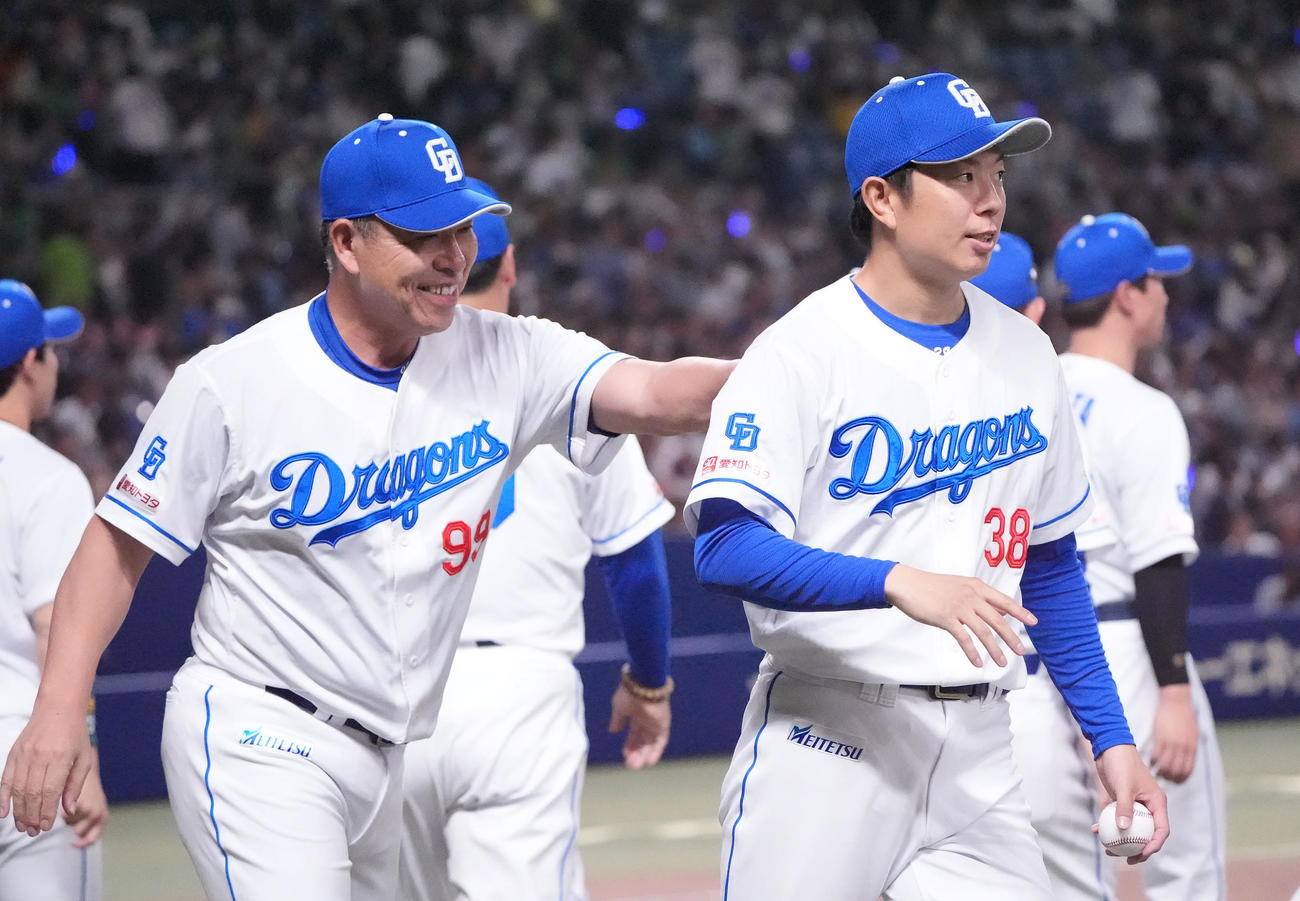 中日対ヤクルト　試合終了、井上監督（左）は好投した松葉を笑顔で称える（撮影・森本幸一）