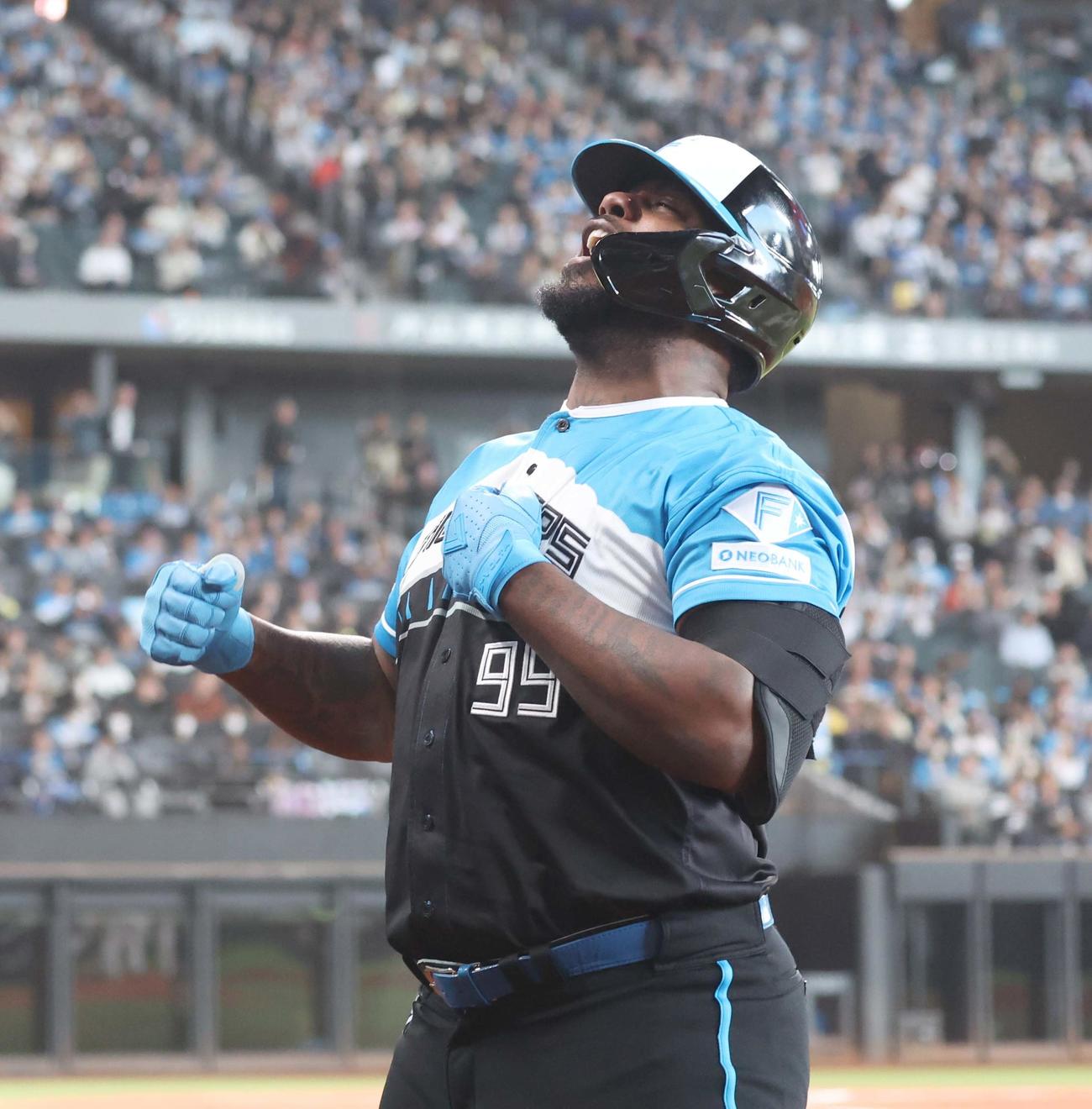 日本ハム対ロッテ　7回に本塁打を放ちゴリラポーズのレイエス（撮影・黒川智章）