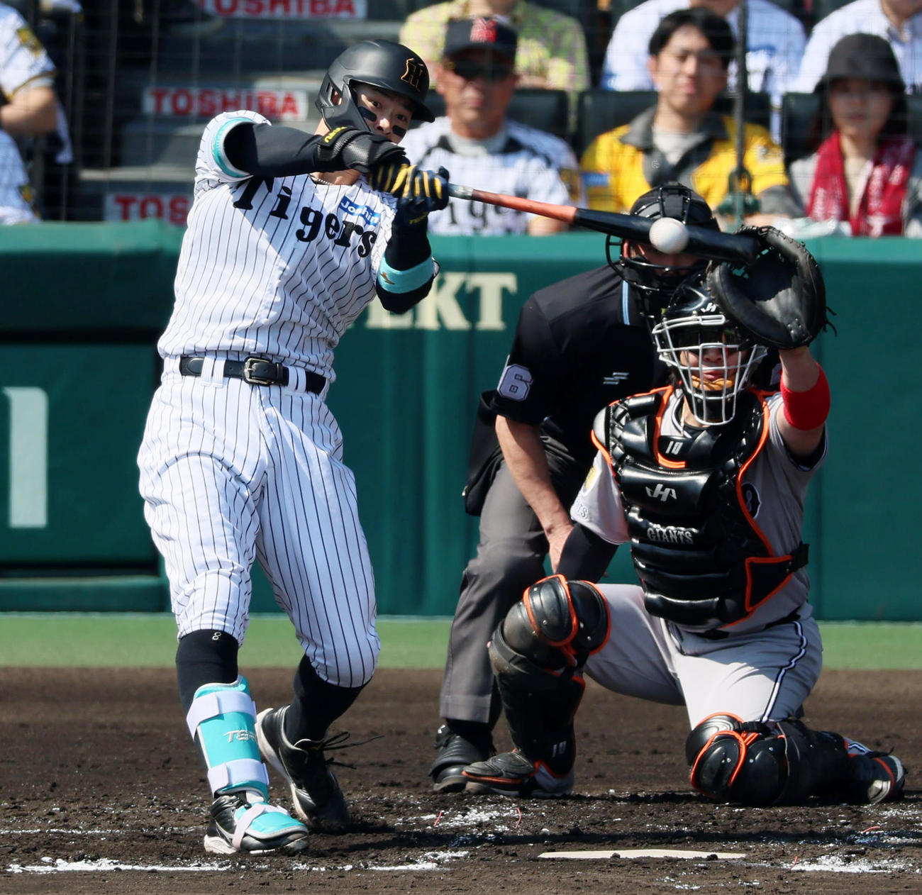 阪神対巨人　1回裏阪神2死二塁、佐藤輝は右越え適時二塁打を放つ（撮影・加藤哉）