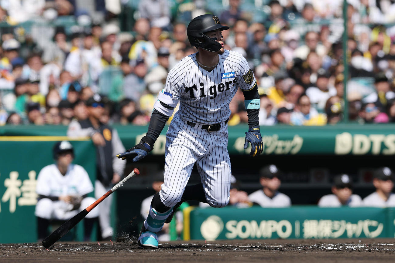 阪神対巨人　1回裏阪神2死二塁、右中間へ同点適時二塁打を放つ佐藤輝（撮影・前田充）