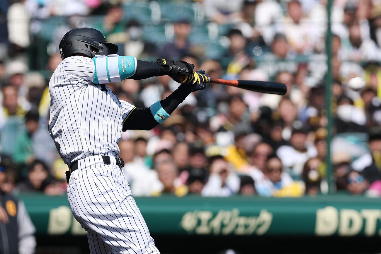 阪神対巨人　1回裏阪神2死二塁、右中間へ同点適時二塁打を放つ佐藤輝（撮影・前田充）