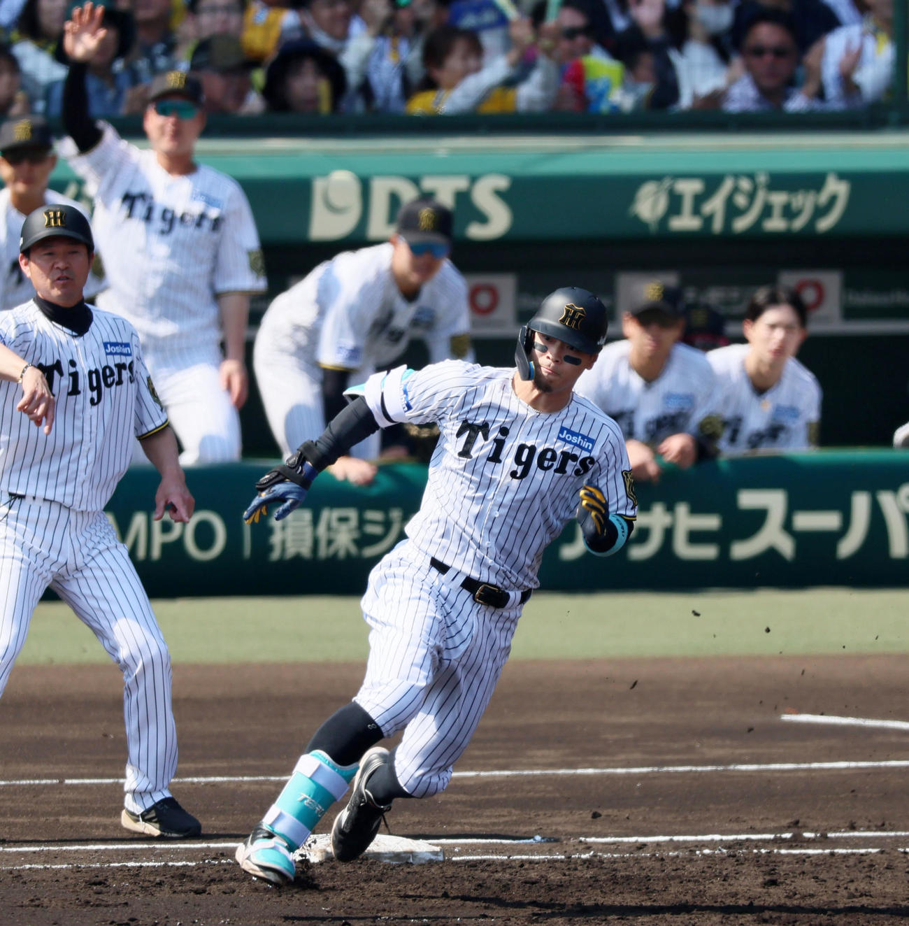 阪神対巨人　1回裏阪神2死二塁、佐藤輝は右越え適時二塁打を放つ（撮影・加藤哉）
