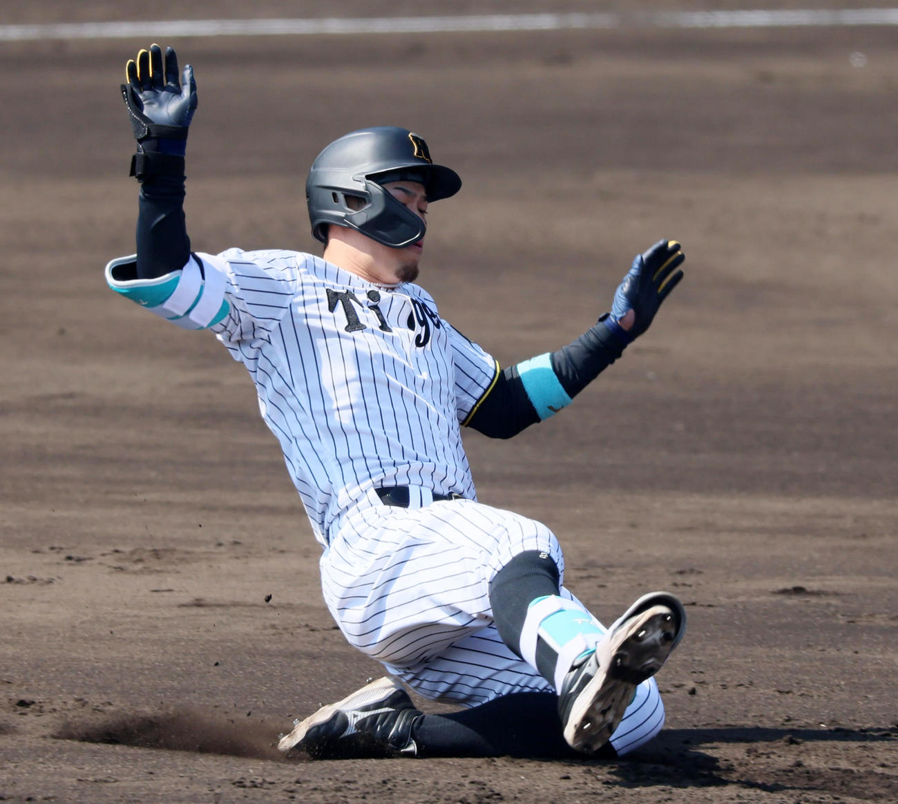 阪神対巨人　1回裏阪神2死二塁、佐藤輝は右越え適時二塁打を放つ（撮影・加藤哉）