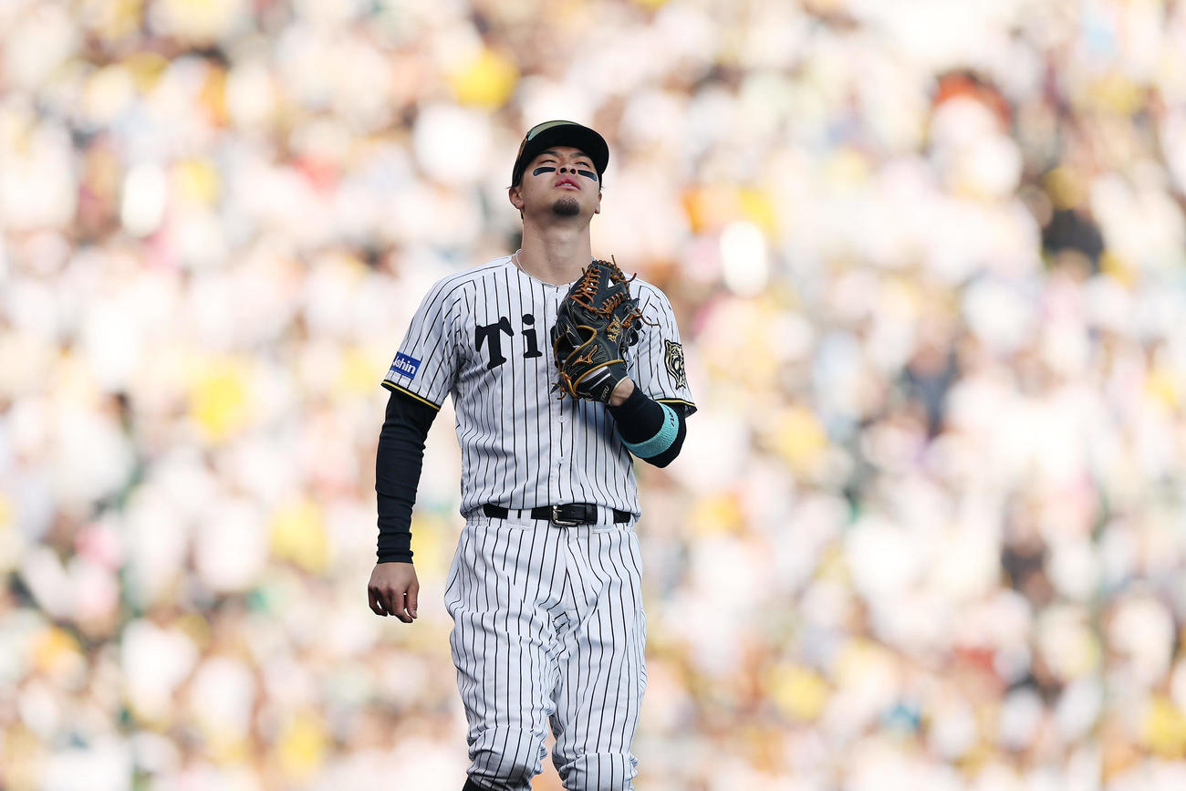 阪神対巨人　8回表巨人1死、吉川の打球をさばくも内野安打を許し、厳しい表情を見せる佐藤輝（撮影・前田充）