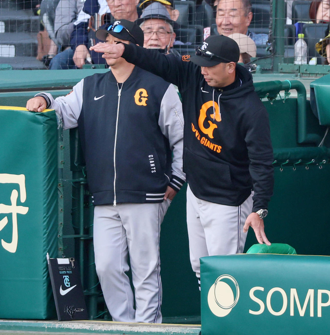 阪神対巨人　8回裏阪神1死二塁、佐藤輝に申告敬遠を告げる阿部監督（撮影・加藤哉）