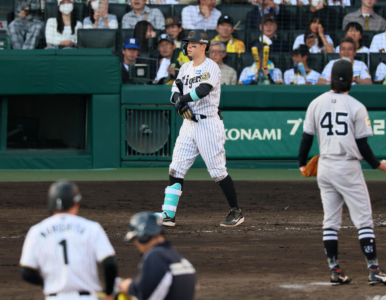 阪神対巨人　8回裏阪神1死二塁、佐藤輝は申告敬遠で出塁（撮影・加藤哉）