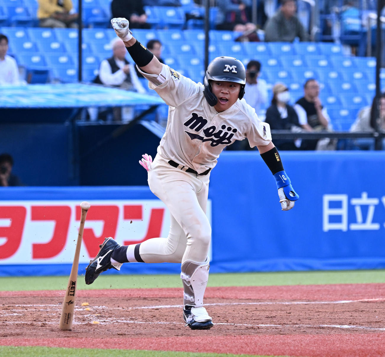 東京六大学野球　慶大対明大　9回裏明大2死三塁、田上が右前にサヨナラ適時打を放つ（撮影・千葉一成）