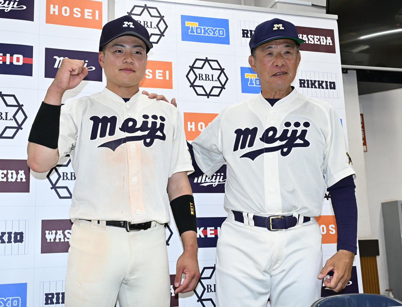 東京六大学野球　慶大対明大　9回裏明大2死三塁、写真撮影に応じる明大の戸塚監督（右）とサヨナラ打を放った田上（撮影・千葉一成）