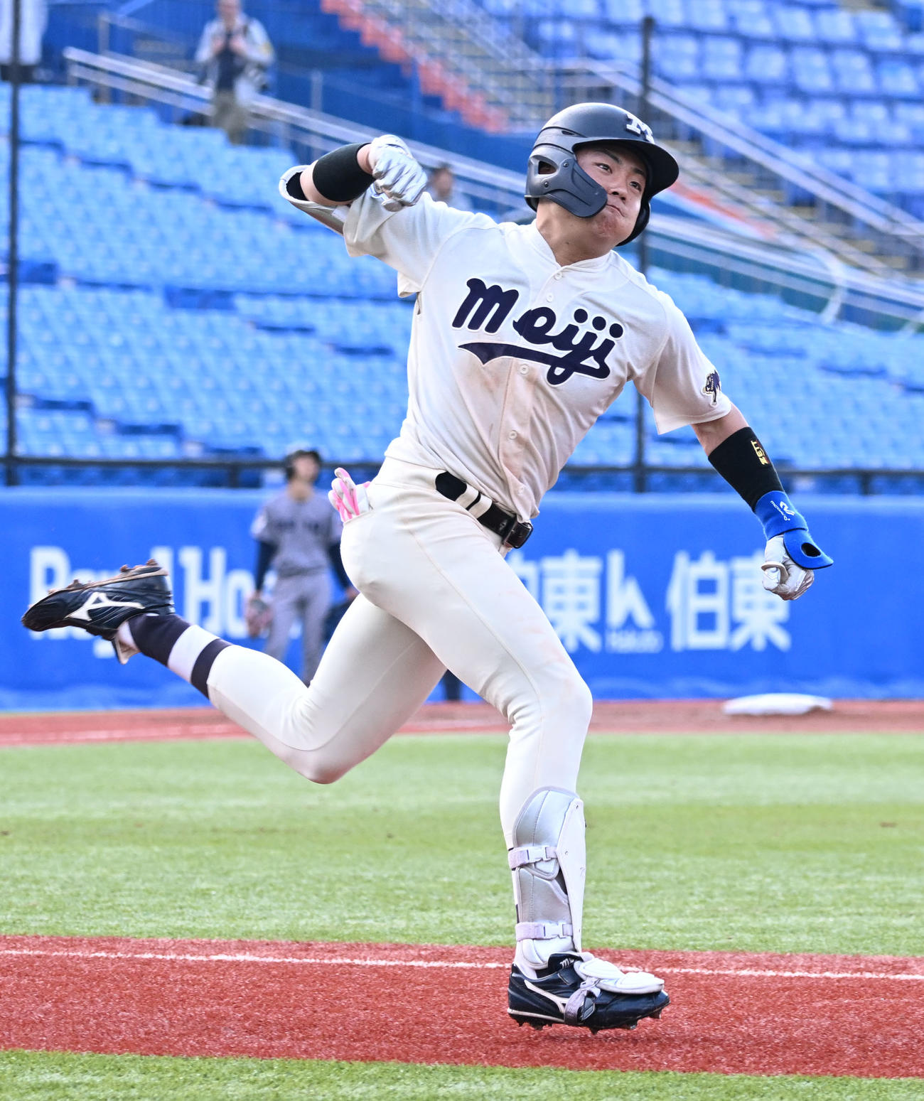 東京六大学野球　慶大対明大　9回裏明大2死三塁、田上が右前にサヨナラ適時打を放つ（撮影・千葉一成）
